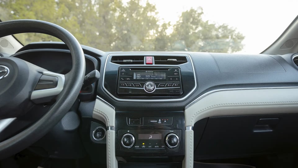 Used 2022 Toyota Rush EX in White – Infotainment / Touchscreen System for Sale at First Choice Cars Dubai Sharjah