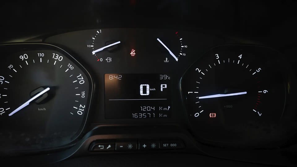 Used 2020 Peugeot Expert L3 in White – Odometer / Mileage Reading View for Sale at First Choice Cars Dubai Sharjah