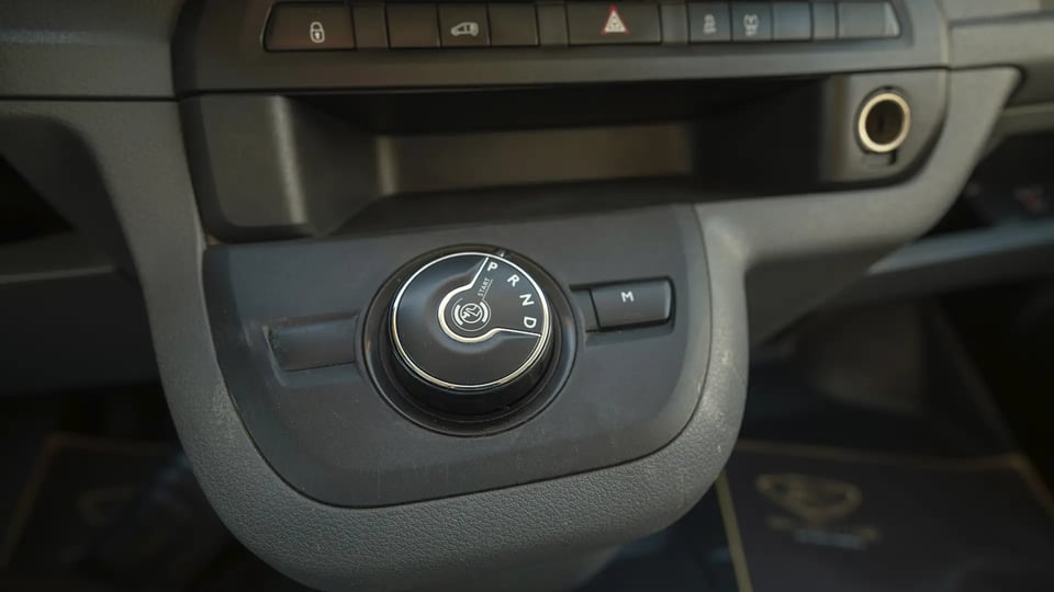Used 2020 Peugeot Expert L3 in White – Center Console & Gear Shifter for Sale at First Choice Cars Dubai Sharjah