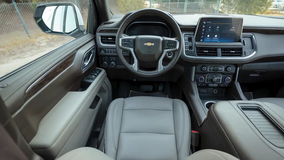 Used 2023 Chevrolet Suburban LT in White – Steering Wheel & Instrument Cluster for Sale at First Choice Cars Dubai Sharjah