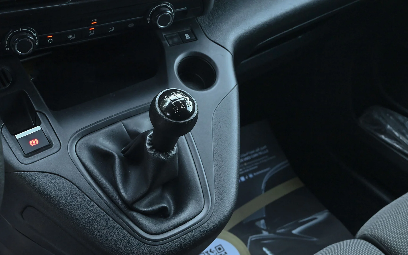 2020 Peugeot Partner Chiller Box in White – Center Console & Gear Shifter Used 2020 Peugeot Partner Chiller Box in White – Center Console & Gear Shifter for Sale at First Choice Cars Dubai Sharjah