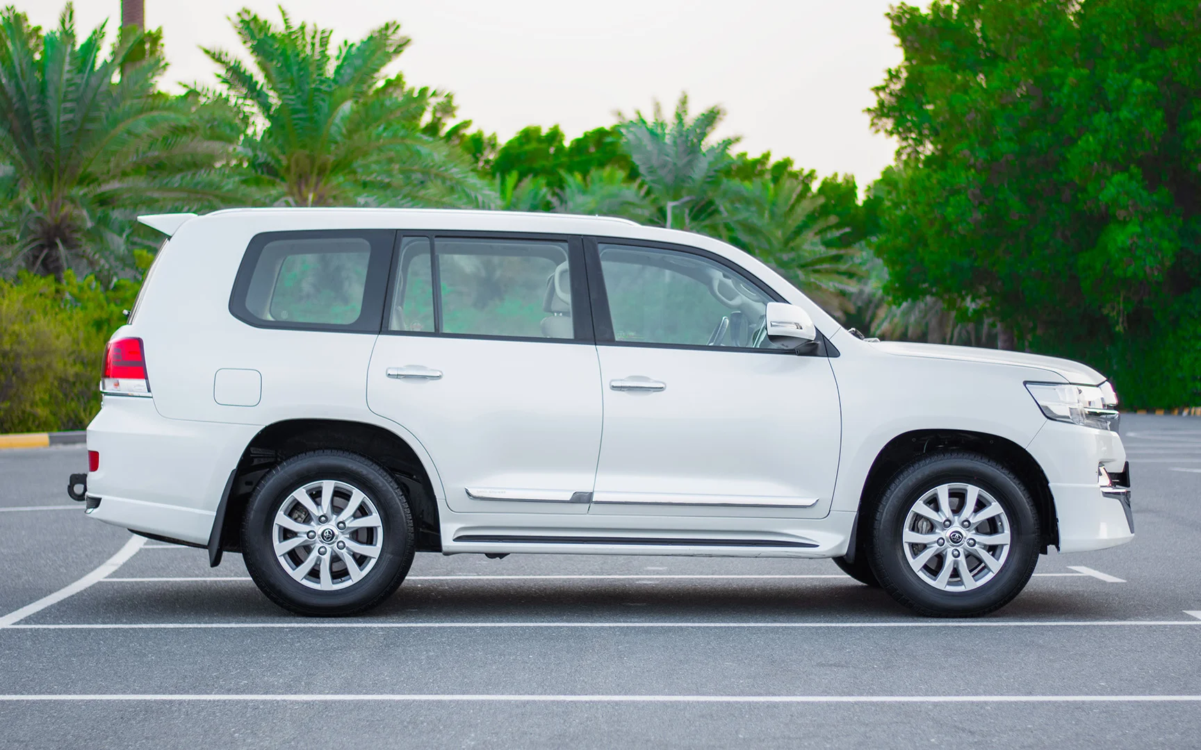 Used 2021 Toyota Land Cruiser GXR White – Right Side View at First Choice Cars Sharjah