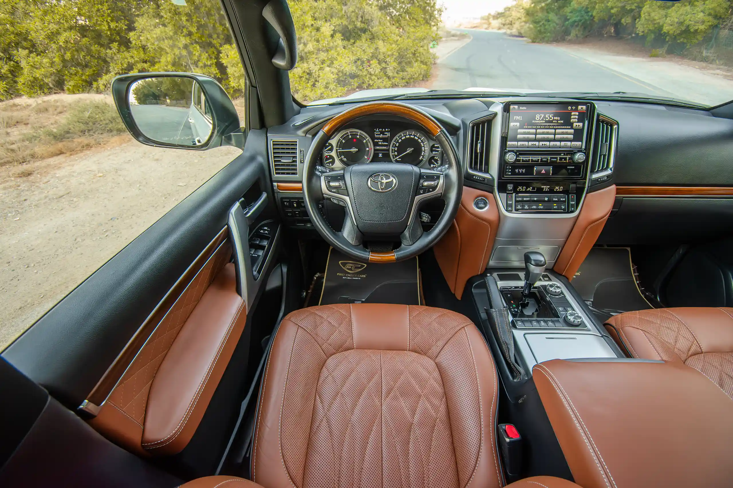 Used 2016 Toyota Land Cruiser Gxr 5.7L V8 White – Steering Wheel & Instrument Cluster at First Choice Cars Sharjah