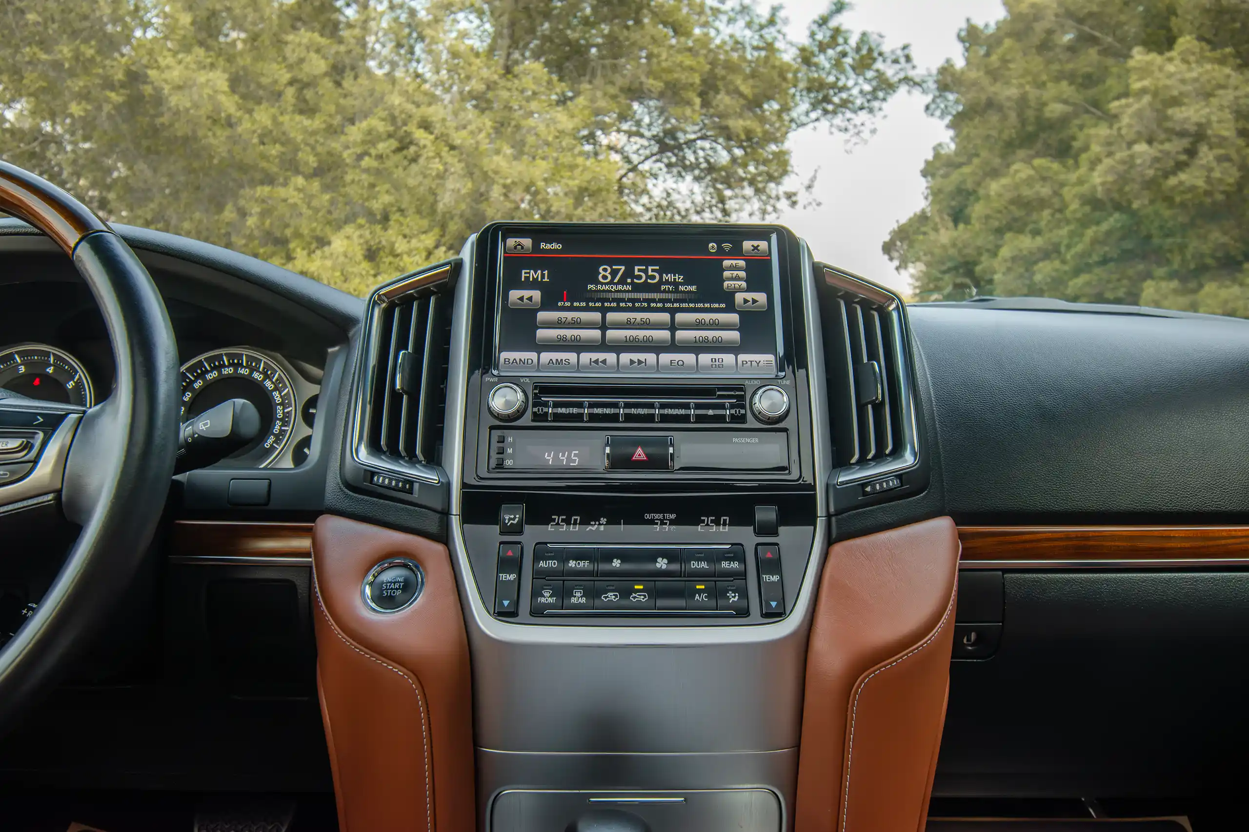 Used 2016 Toyota Land Cruiser Gxr 5.7L V8 White – Infotainment / Touchscreen System at First Choice Cars Sharjah
