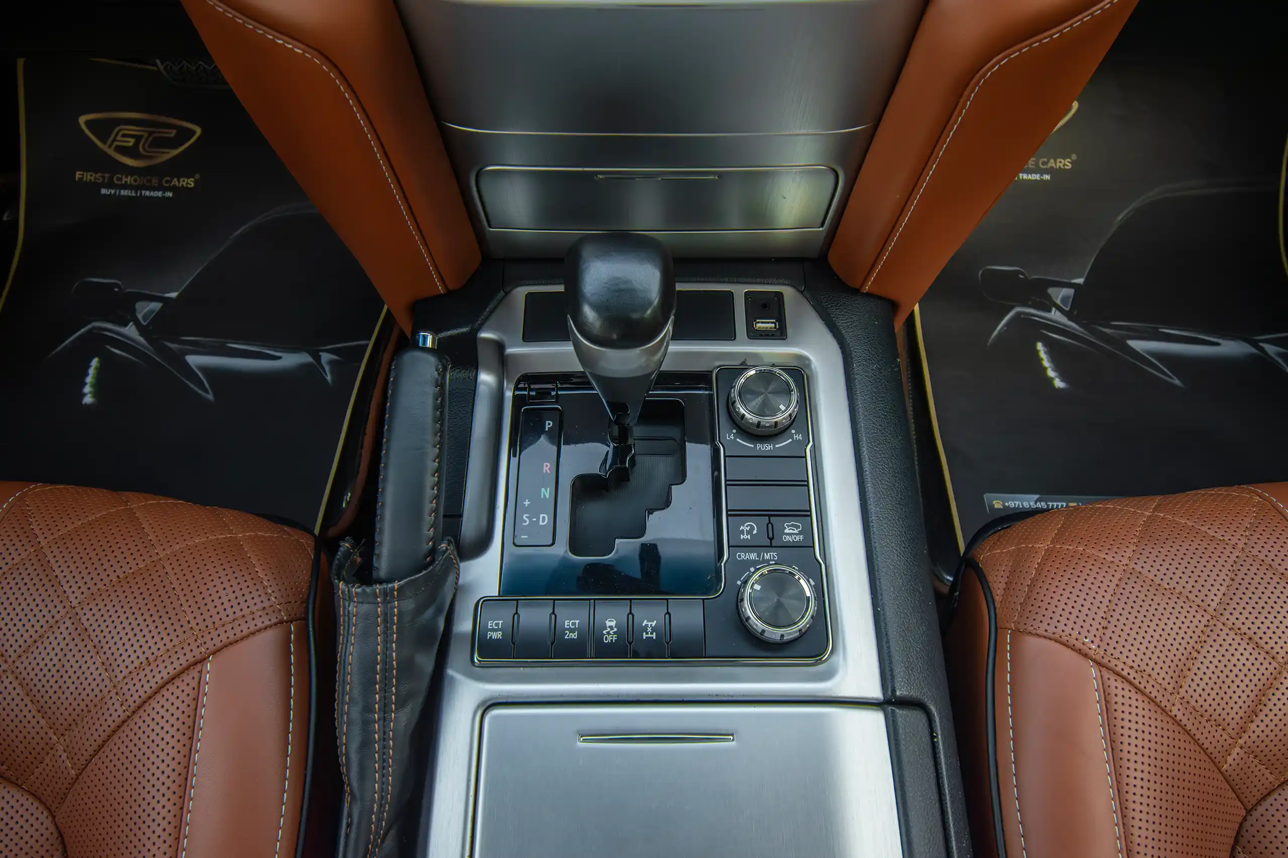 Used 2016 Toyota Land Cruiser Gxr 5.7L V8 White – Center Console & Gear Shifter at First Choice Cars Sharjah