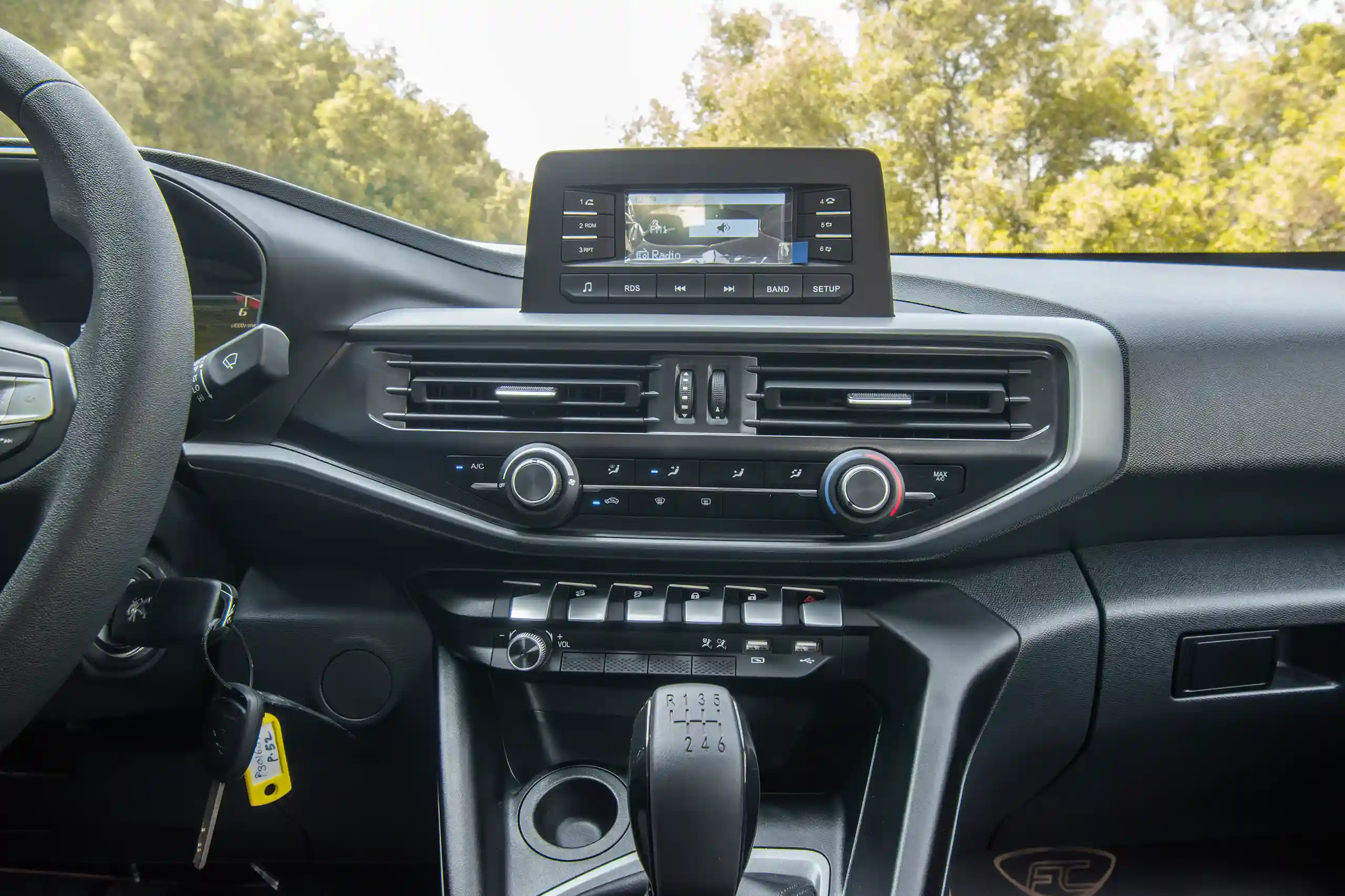 Used 2023 Peugeot Landtrek Double Cabin 4x2 White – Infotainment / Touchscreen System at First Choice Cars Sharjah