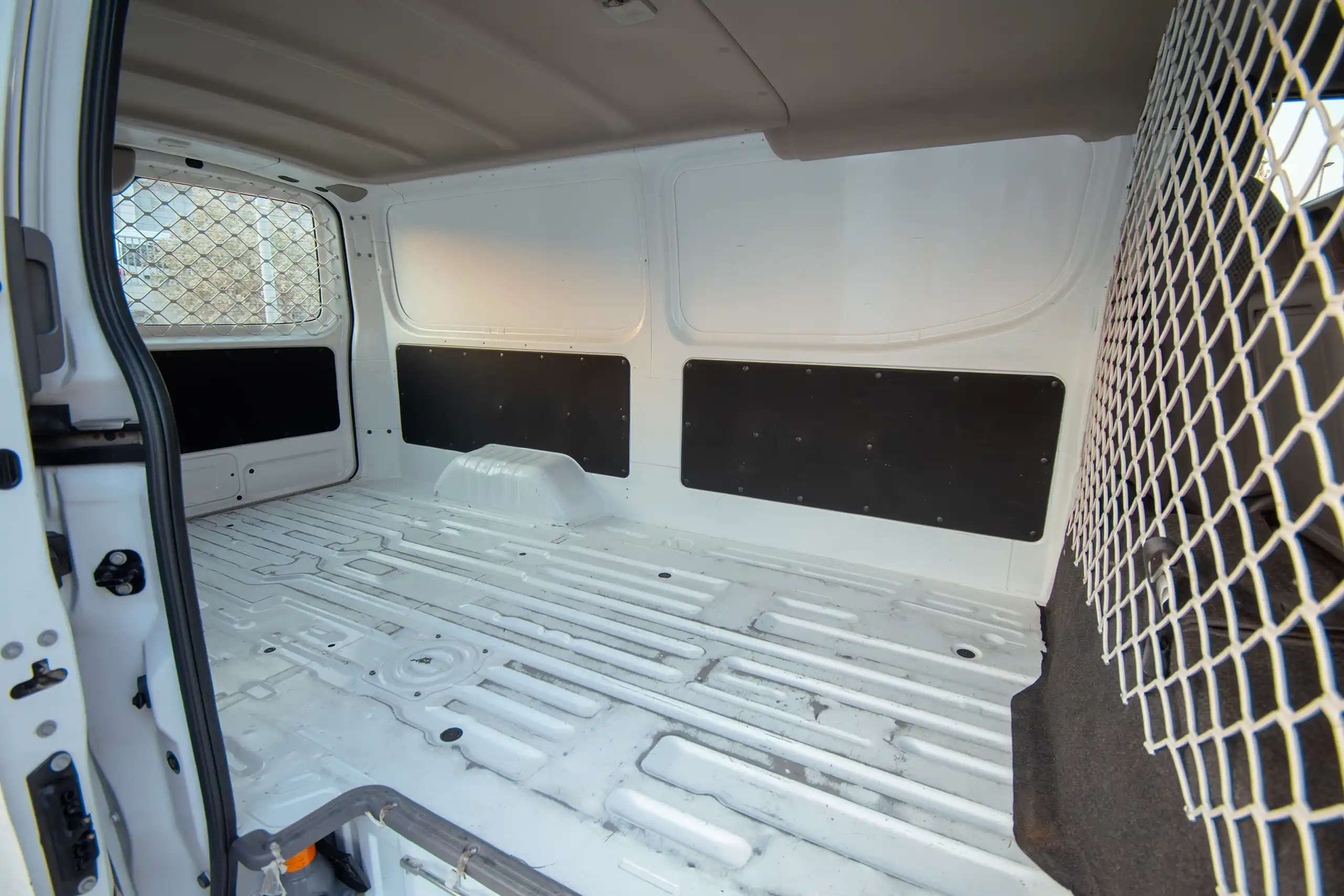 Used 2022 Nissan Urvan Panel Van S/R White – Delivery Box Right Side Interior View at First Choice Cars Sharjah