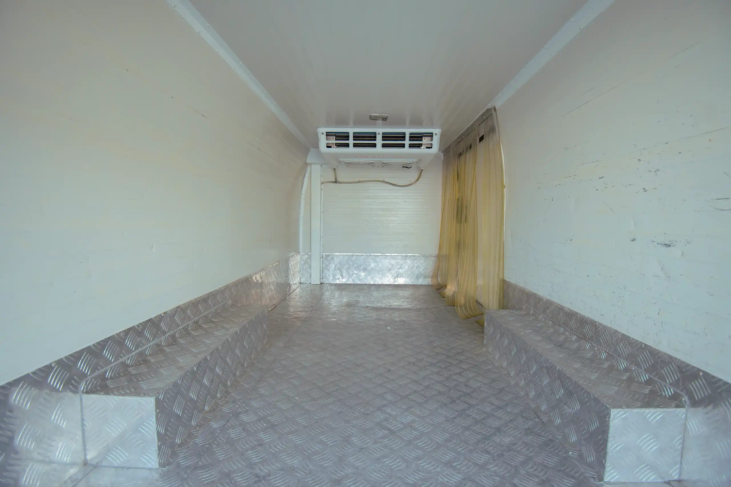 Used 2022 Nissan Urvan Standard Roof Chiller White – Chiller Box Rear Opening View at First Choice Cars Sharjah