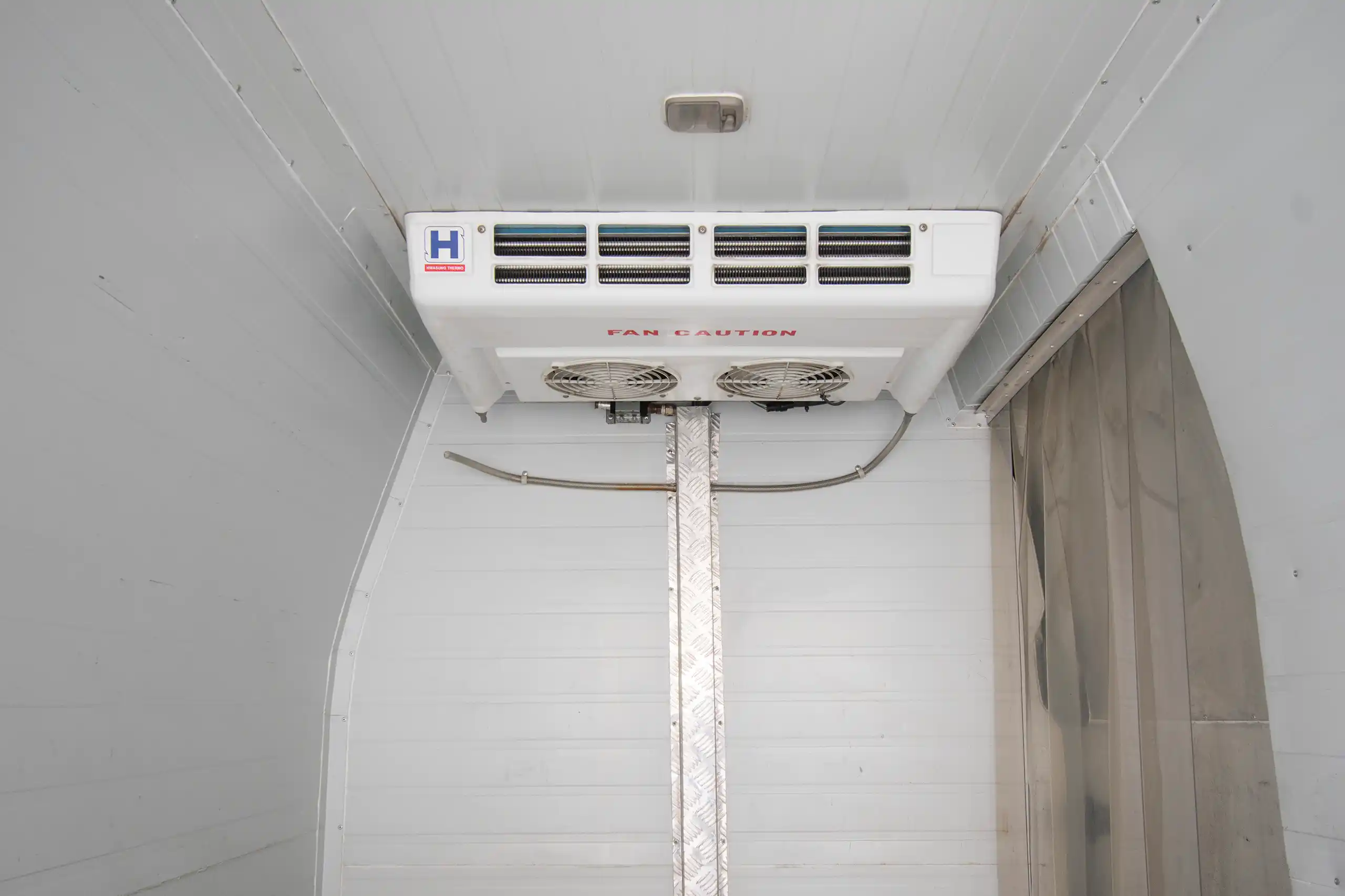 Used 2022 Nissan Urvan High Roof Chiller White – Chiller Cooling Unit View at First Choice Cars Sharjah
