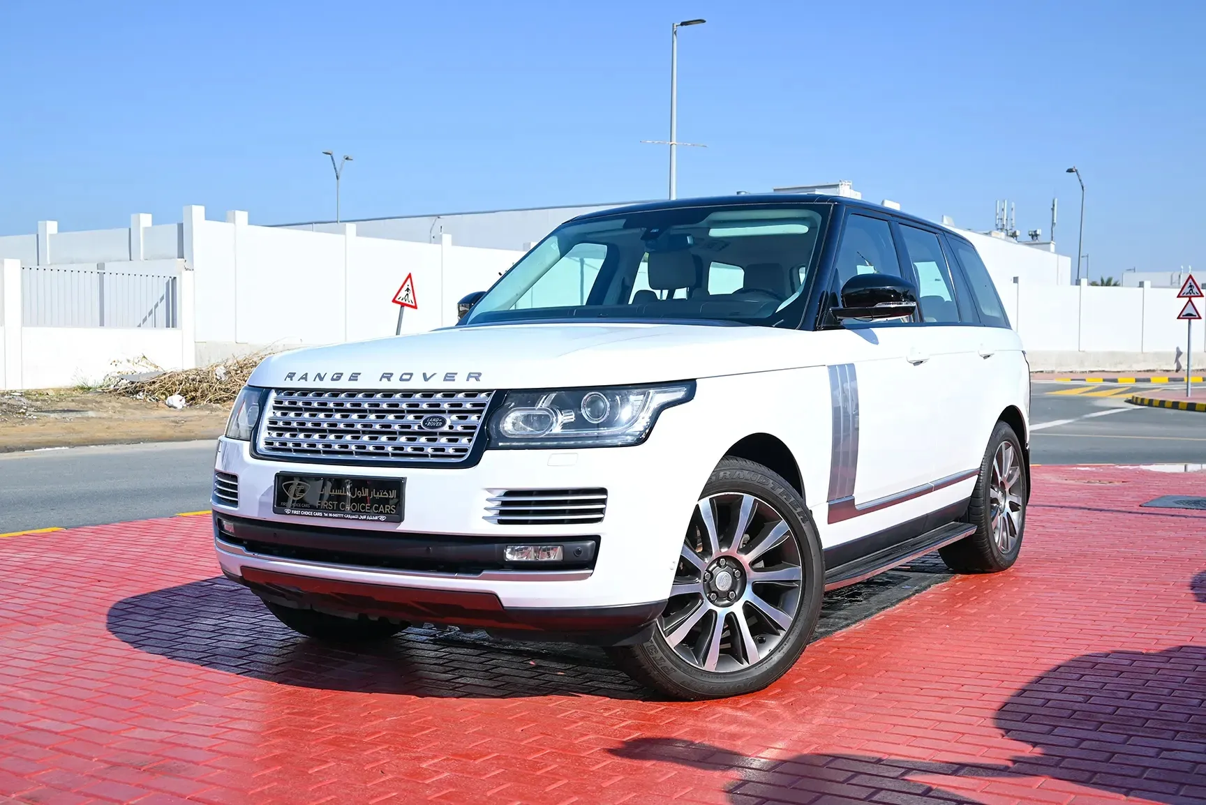 Used 2015 Land Rover Range Rover Vogue Hse White – Left Front Diagonal (45°) View at First Choice Cars Sharjah