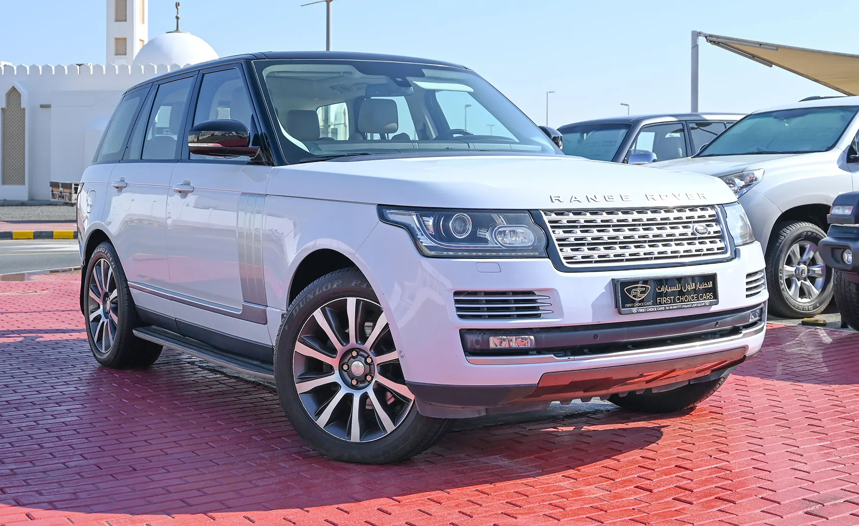 Used 2015 Land Rover Range Rover Vogue Hse White – Right Front Diagonal (45°) View at First Choice Cars Sharjah