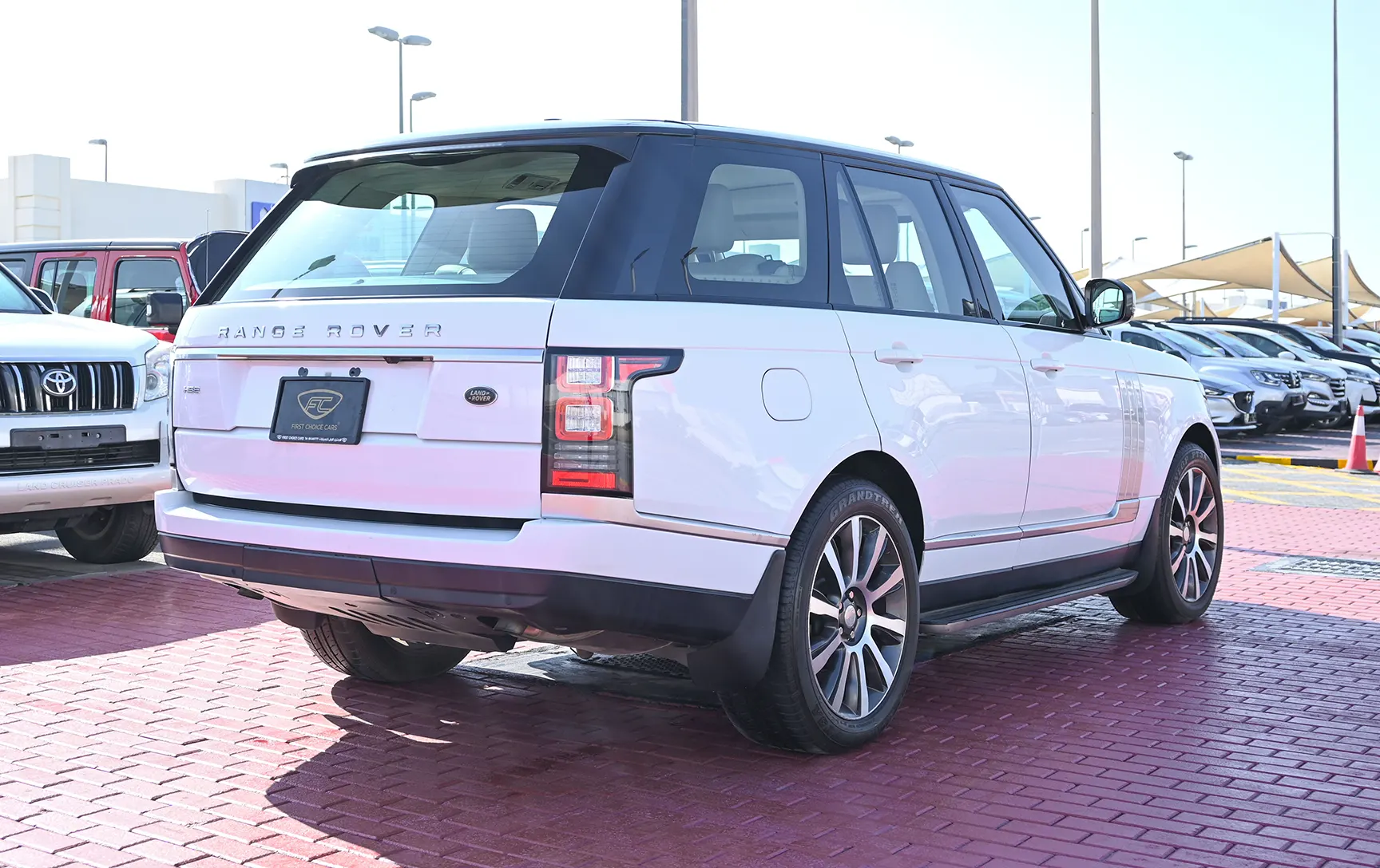 Used 2015 Land Rover Range Rover Vogue Hse White – Right Back Diagonal (45°) View at First Choice Cars Sharjah