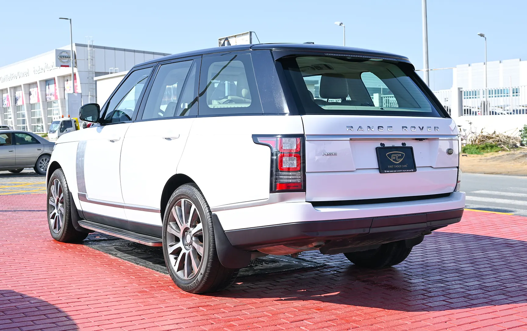 Used 2015 Land Rover Range Rover Vogue Hse White – Left Back Diagonal (45°) View at First Choice Cars Sharjah