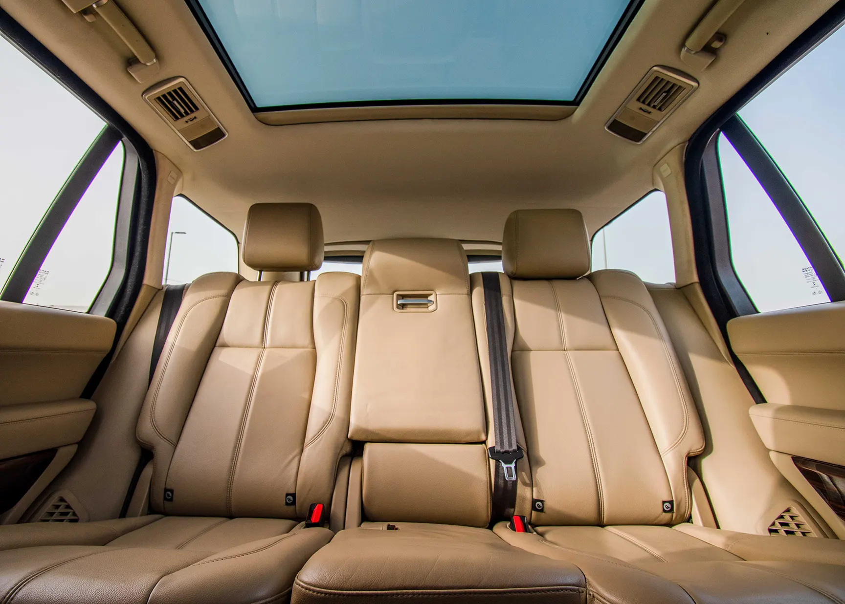 Used 2015 Land Rover Range Rover Vogue Hse White – Rear Seat View at First Choice Cars Sharjah