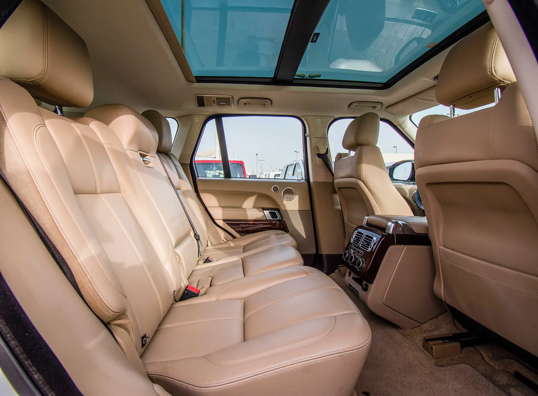 Used 2015 Land Rover Range Rover Vogue Hse White – Rear Passenger Side Cabin View at First Choice Cars Sharjah