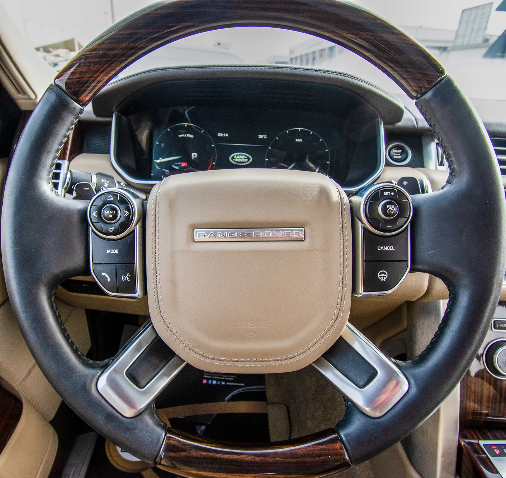 Used 2015 Land Rover Range Rover Vogue Hse White – Steering Wheel & Instrument Cluster at First Choice Cars Sharjah