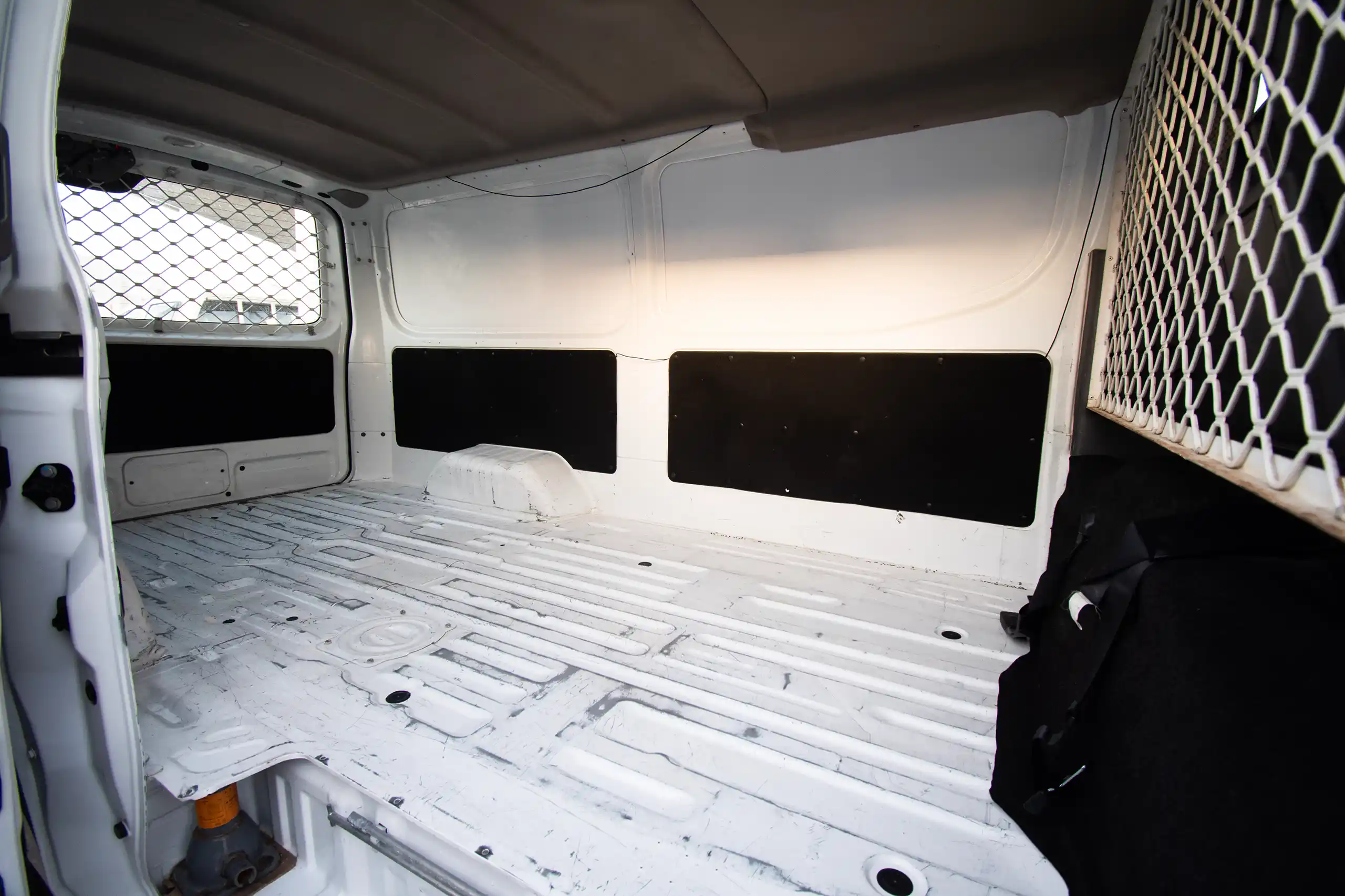 Used 2021 Nissan Urvan Panel Van S/R White – Delivery Box Right Side Interior View at First Choice Cars Sharjah