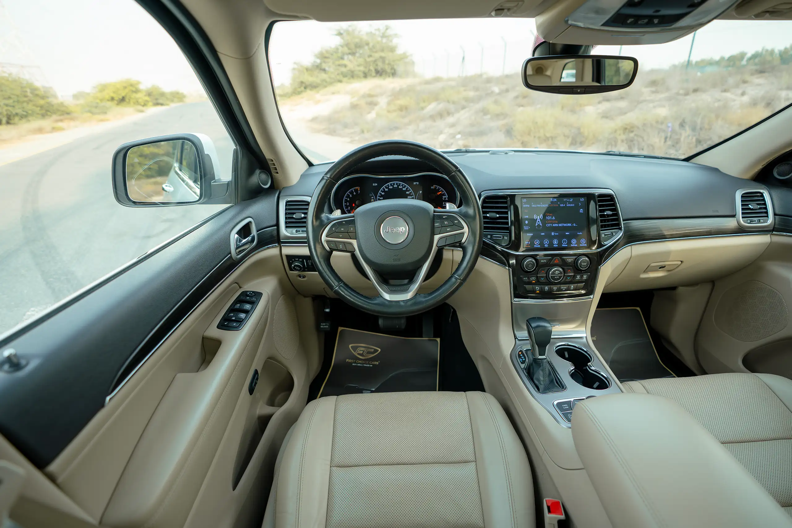 Used 2021 Jeep Grand Cherokee Limited White – Steering Wheel & Instrument Cluster at First Choice Cars Sharjah