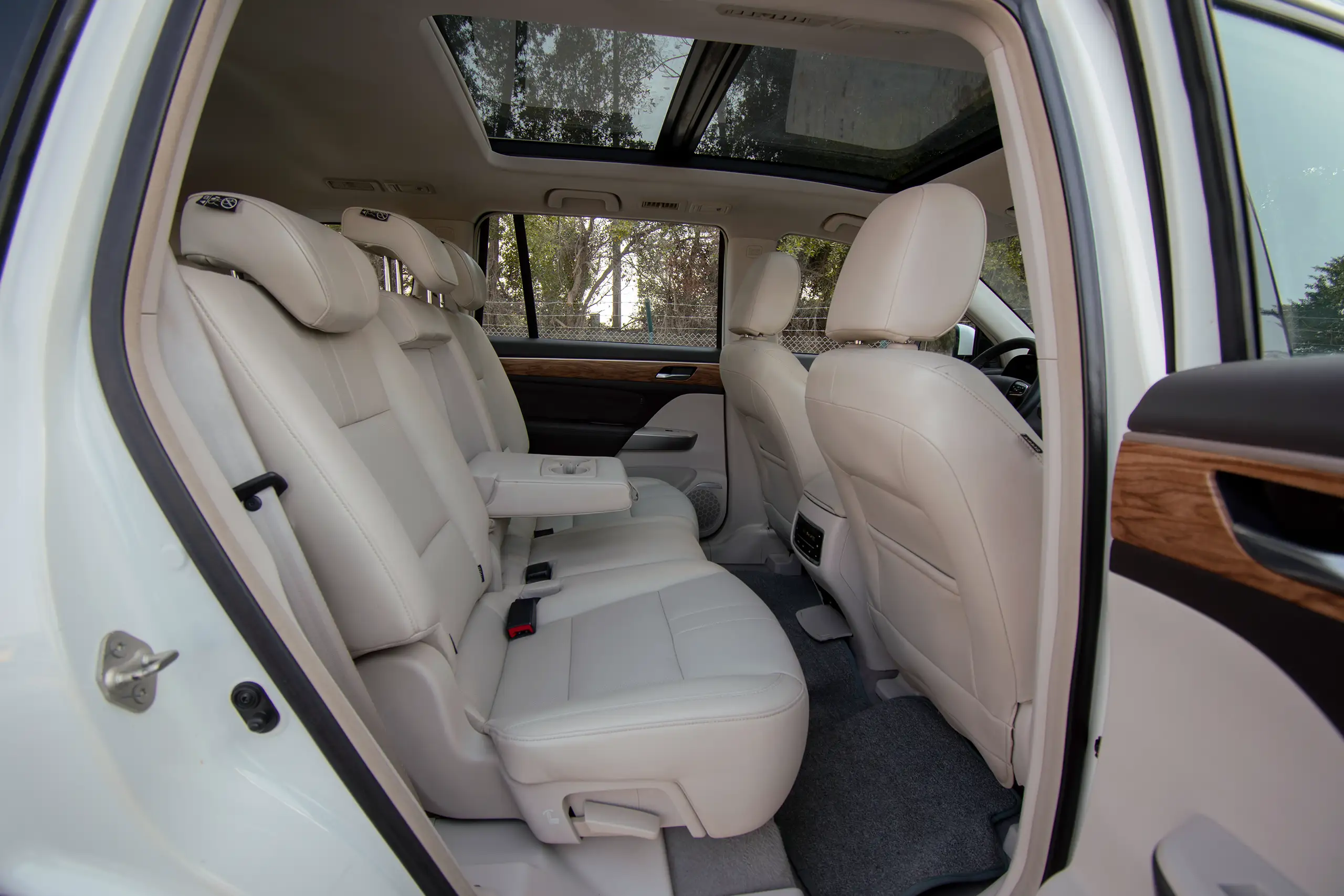 Used 2020 GAC GS8 GL White – Rear Passenger Side Cabin View at First Choice Cars Sharjah