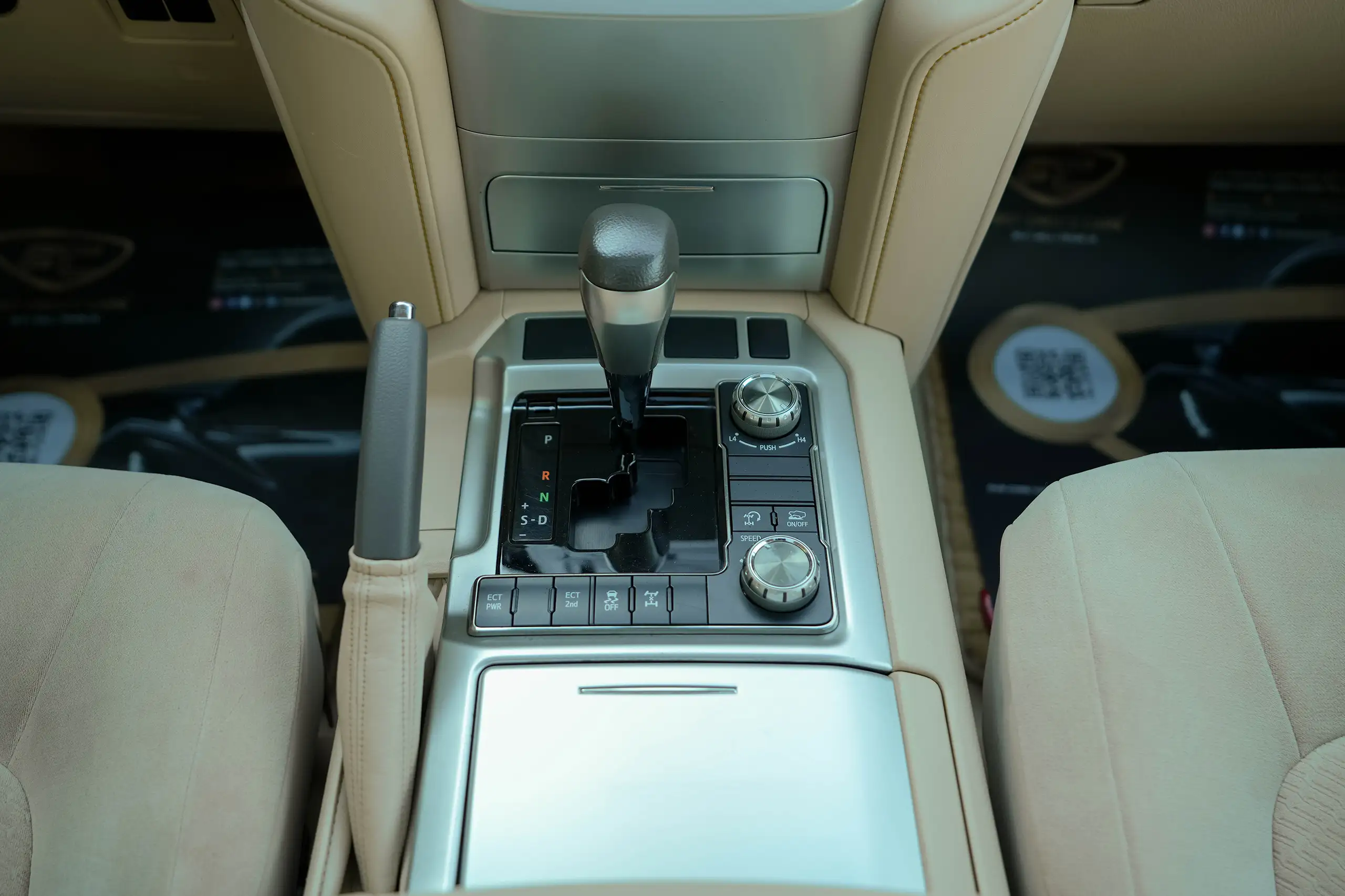 Used 2018 Toyota Land Cruiser Exr 4.0L V6 White – Center Console & Gear Shifter at First Choice Cars Sharjah