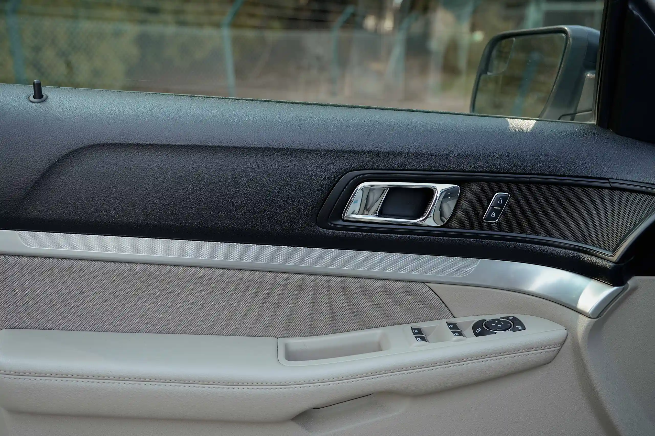 Used 2018 Ford Explorer XLT White – Driver Door Panel Full View at First Choice Cars Sharjah