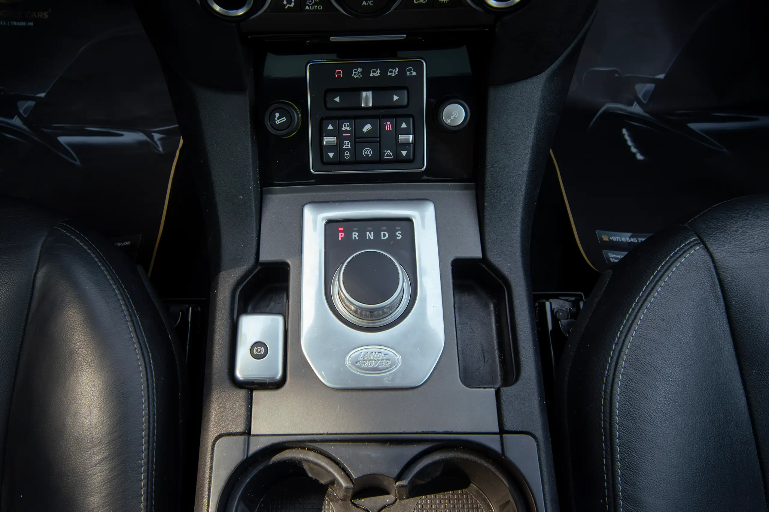 Used 2016 Land Rover LR4 HSE Silver – Center Console & Gear Shifter at First Choice Cars Sharjah