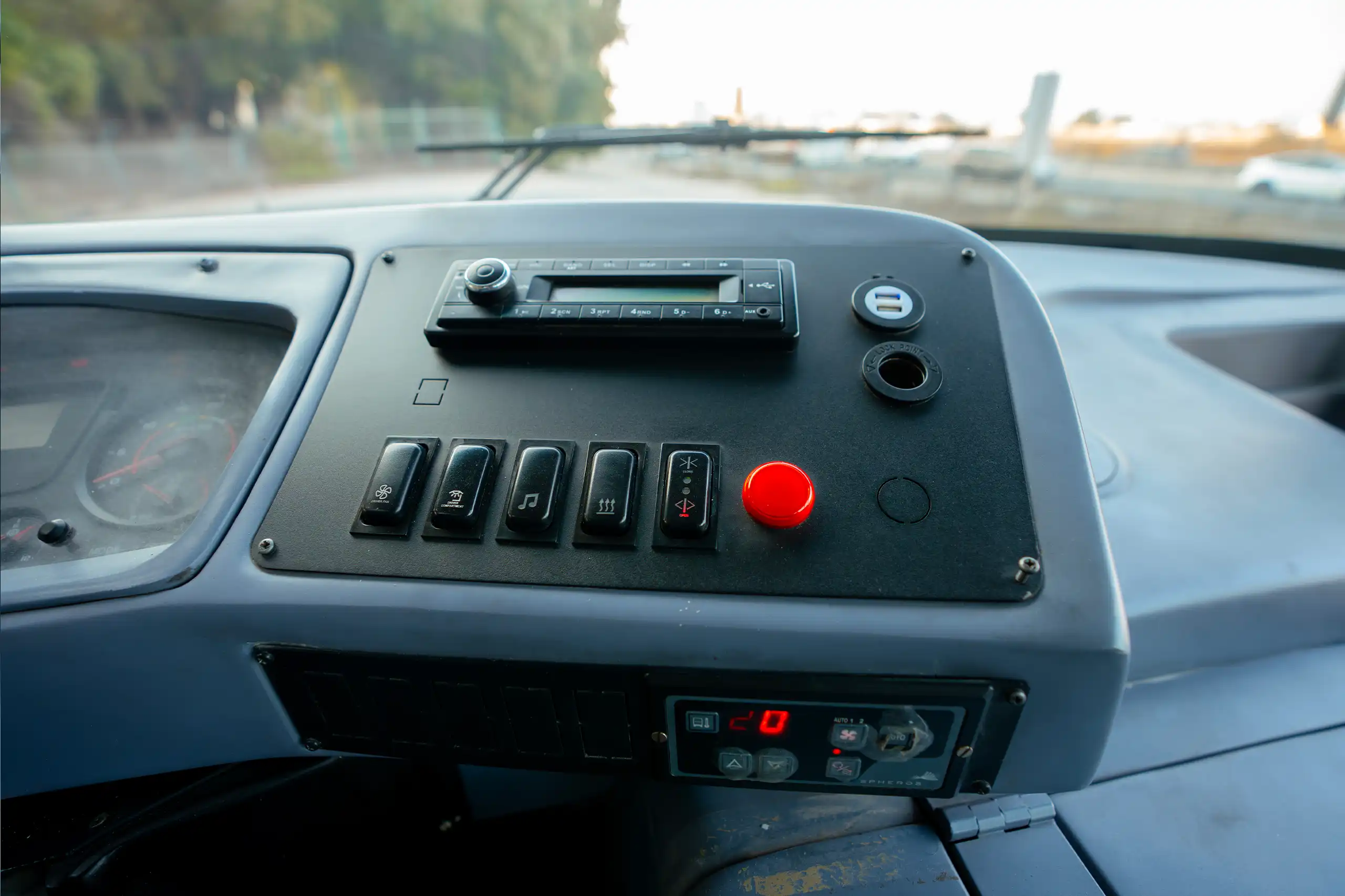 Used 2022 Ashok Leyland Oyster 32-Seater White – Infotainment / Touchscreen System at First Choice Cars Sharjah