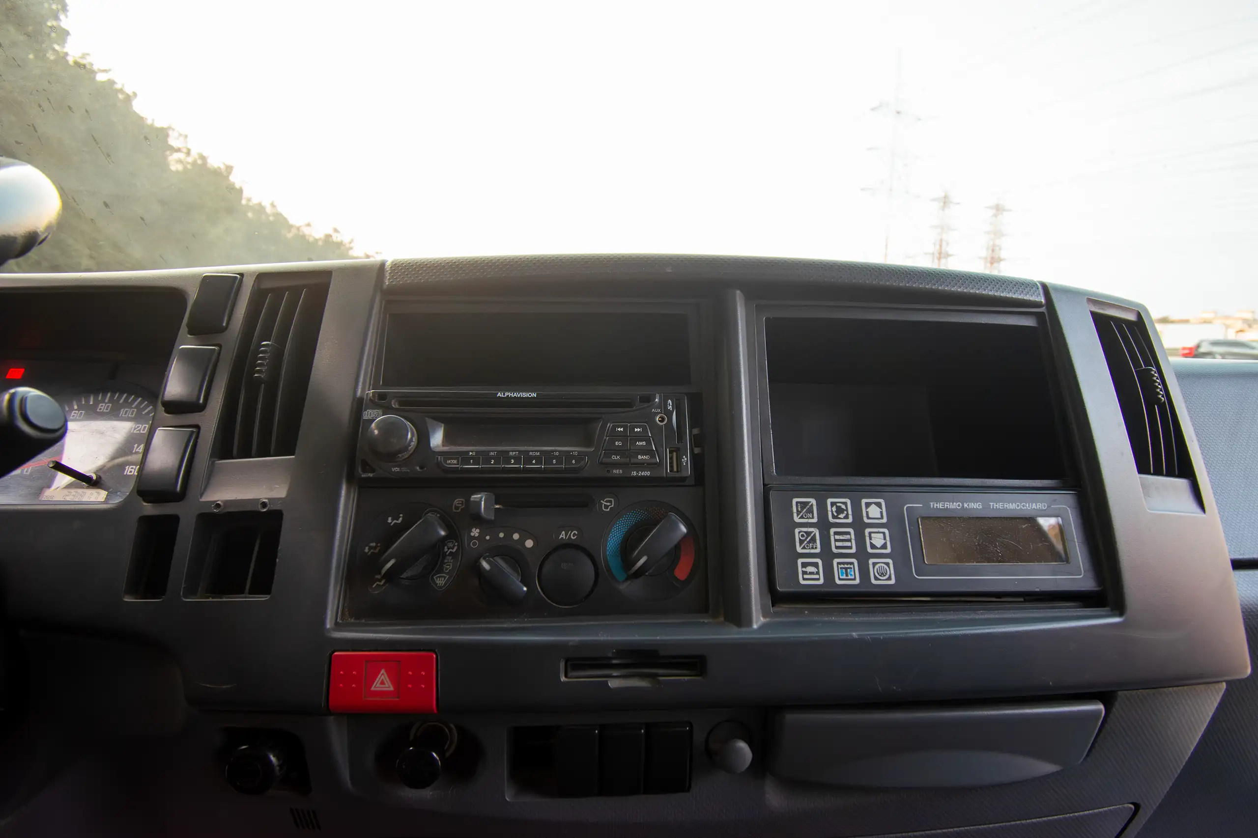 Used 2016 Isuzu N-Series Npr White – Infotainment / Touchscreen System at First Choice Cars Sharjah