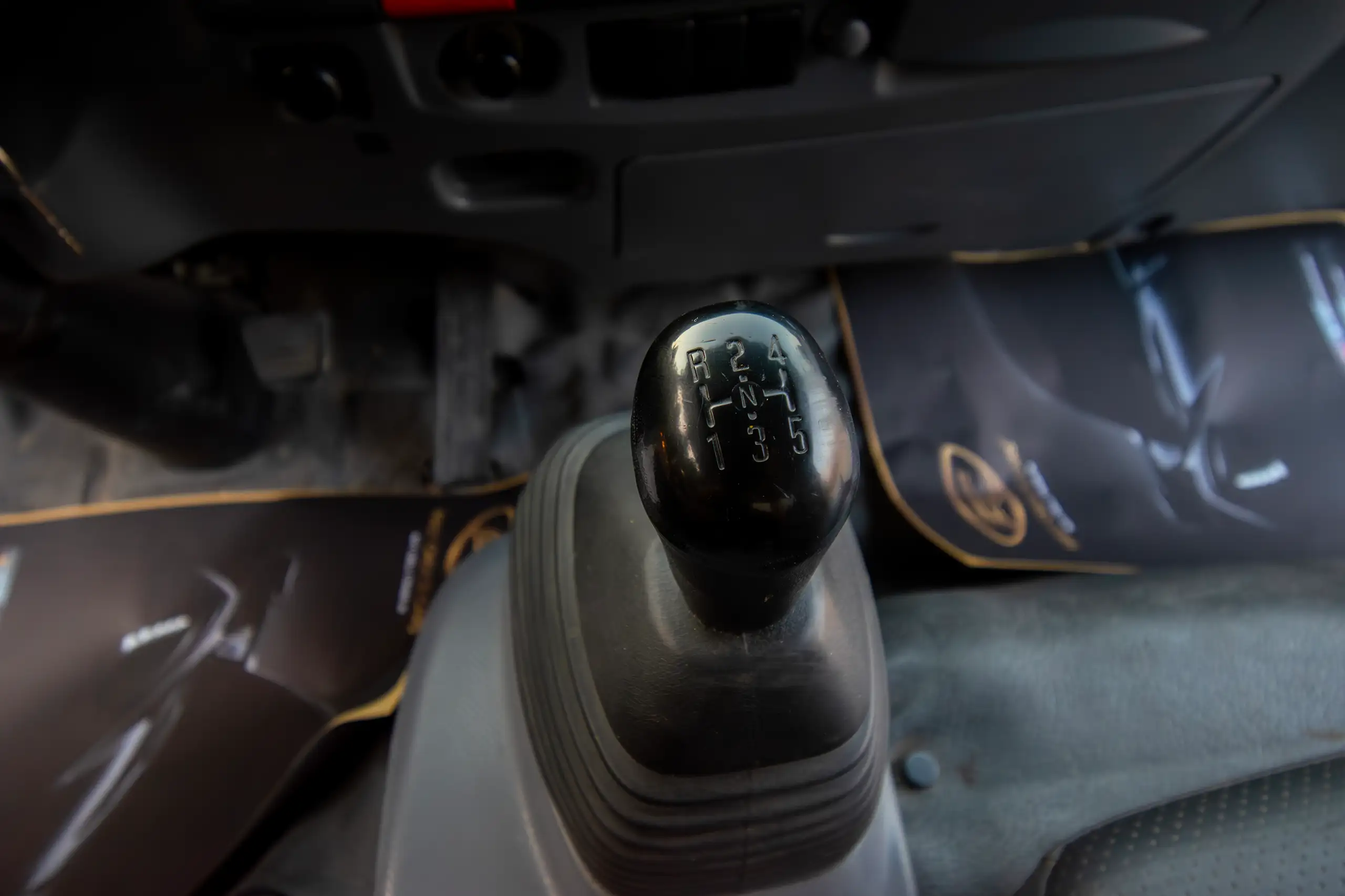 Used 2016 Isuzu N-Series Npr White – Center Console & Gear Shifter at First Choice Cars Sharjah