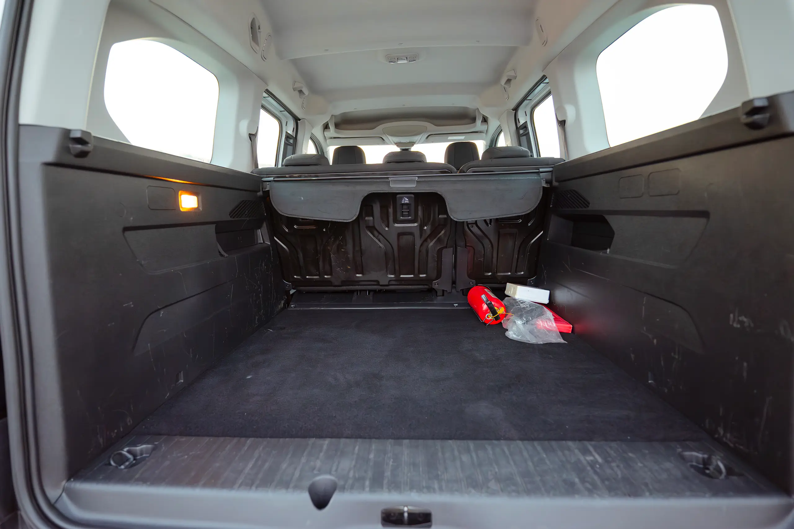 Used 2022 Peugeot Rifter 1.5T L2 White – Cargo Box Inside View at First Choice Cars Sharjah