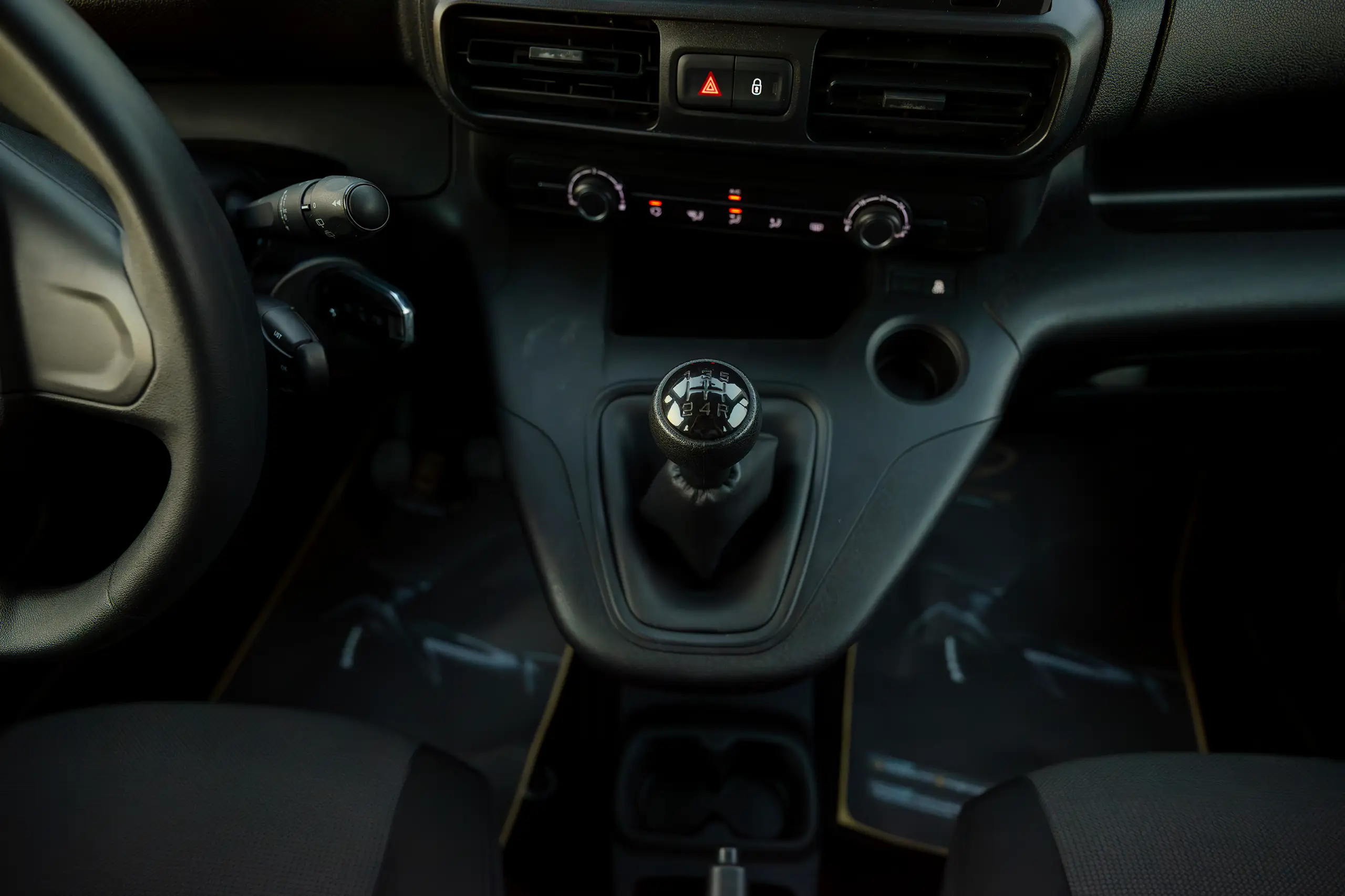 Used 2022 Peugeot Rifter 1.5T L2 White – Center Console & Gear Shifter at First Choice Cars Sharjah