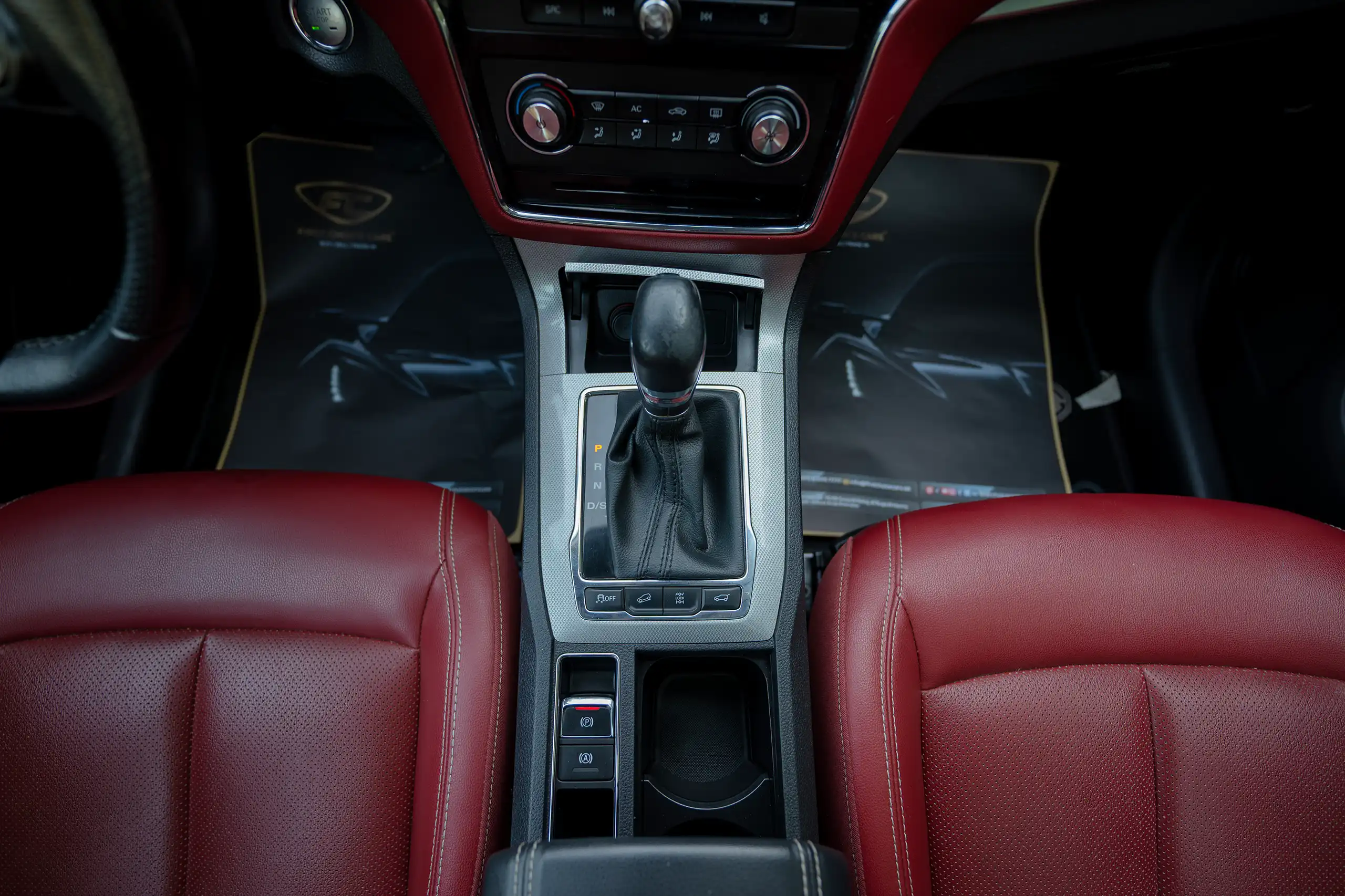 Used 2023 MG RX5 Luxury White – Center Console & Gear Shifter at First Choice Cars Sharjah