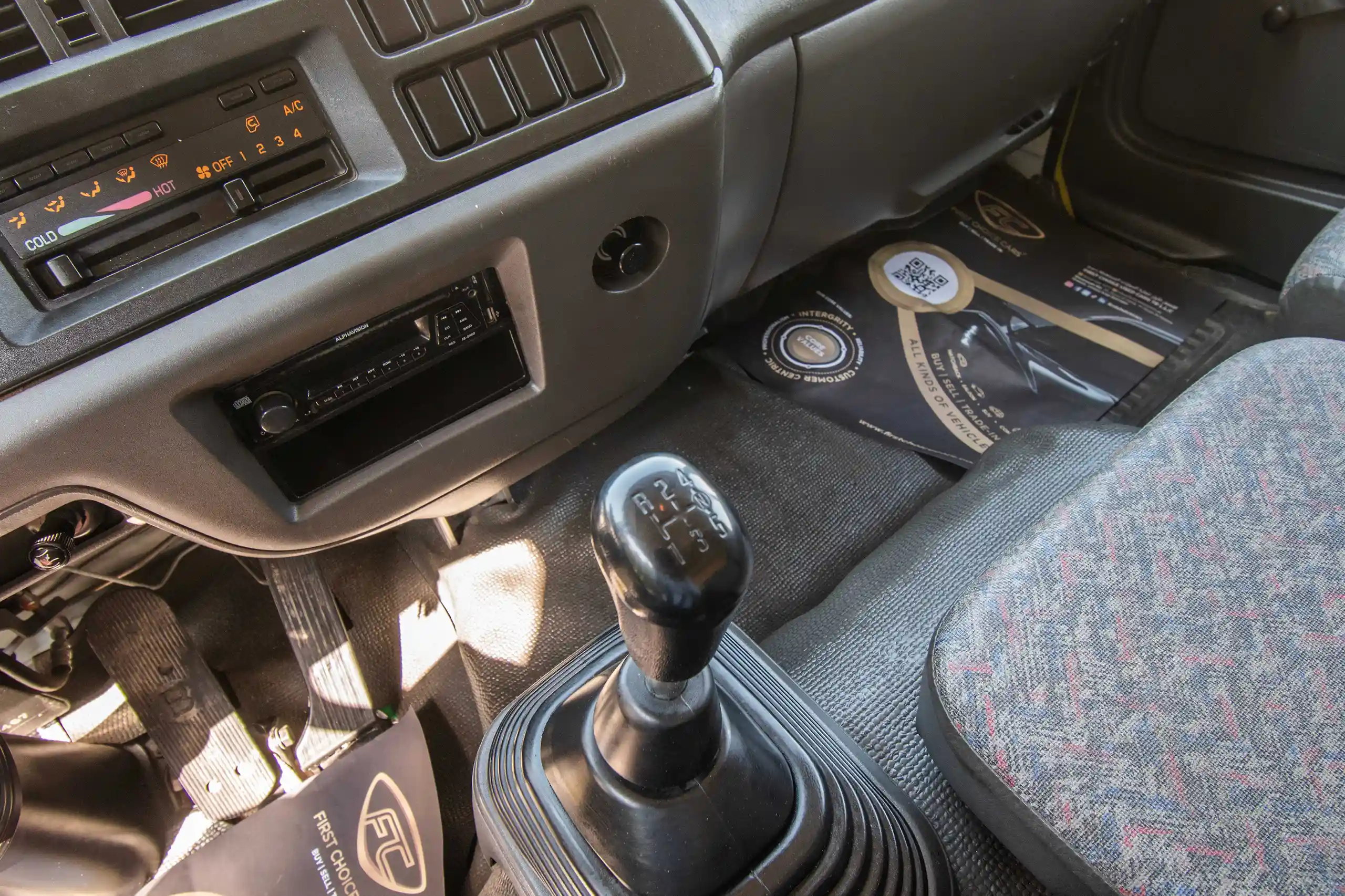 Used 2016 Isuzu FSR Cargo Truck Yellow – Center Console & Gear Shifter at First Choice Cars Sharjah