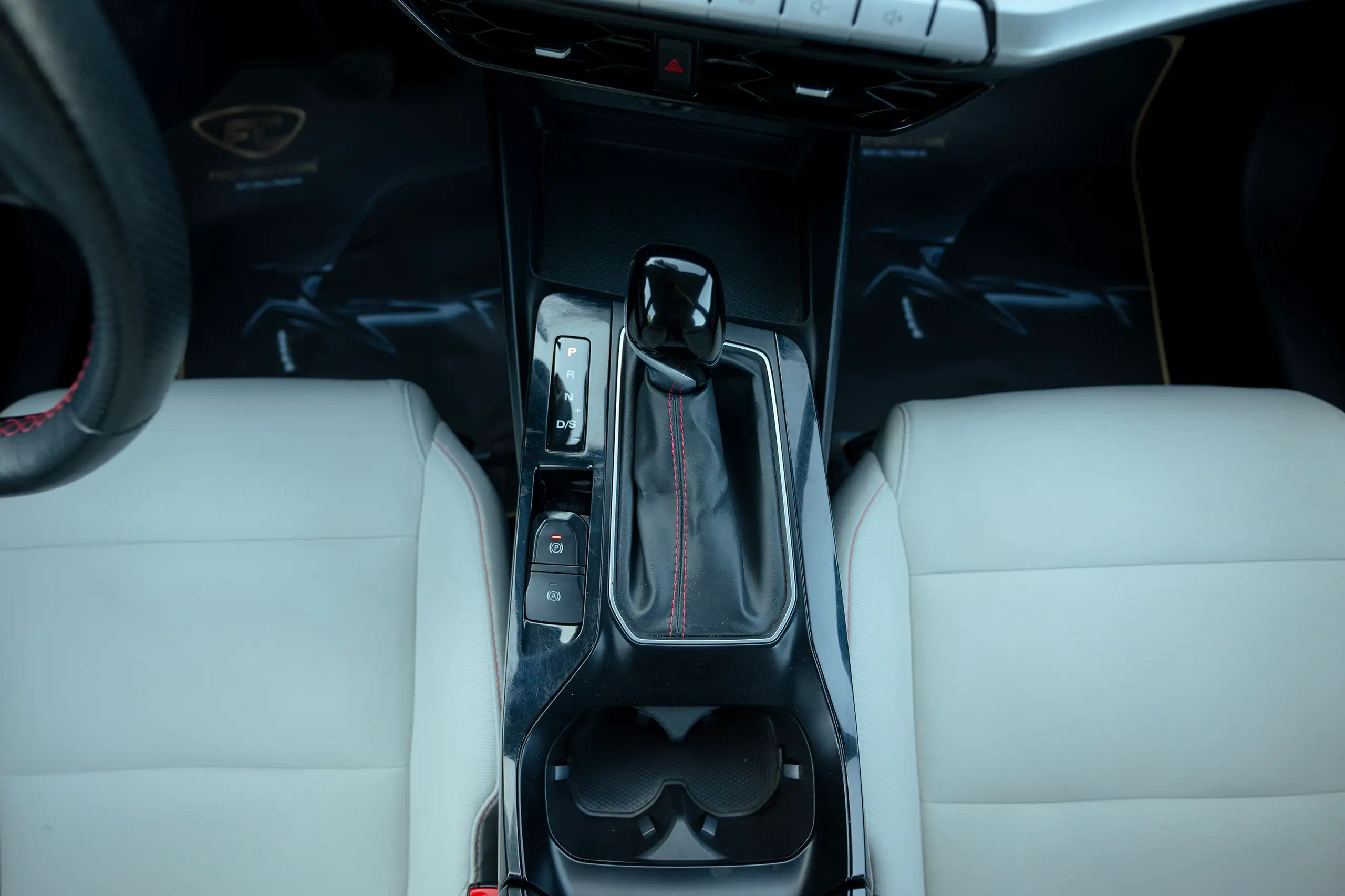 Used 2022 MG GT Comfort White – Center Console & Gear Shifter at First Choice Cars Sharjah