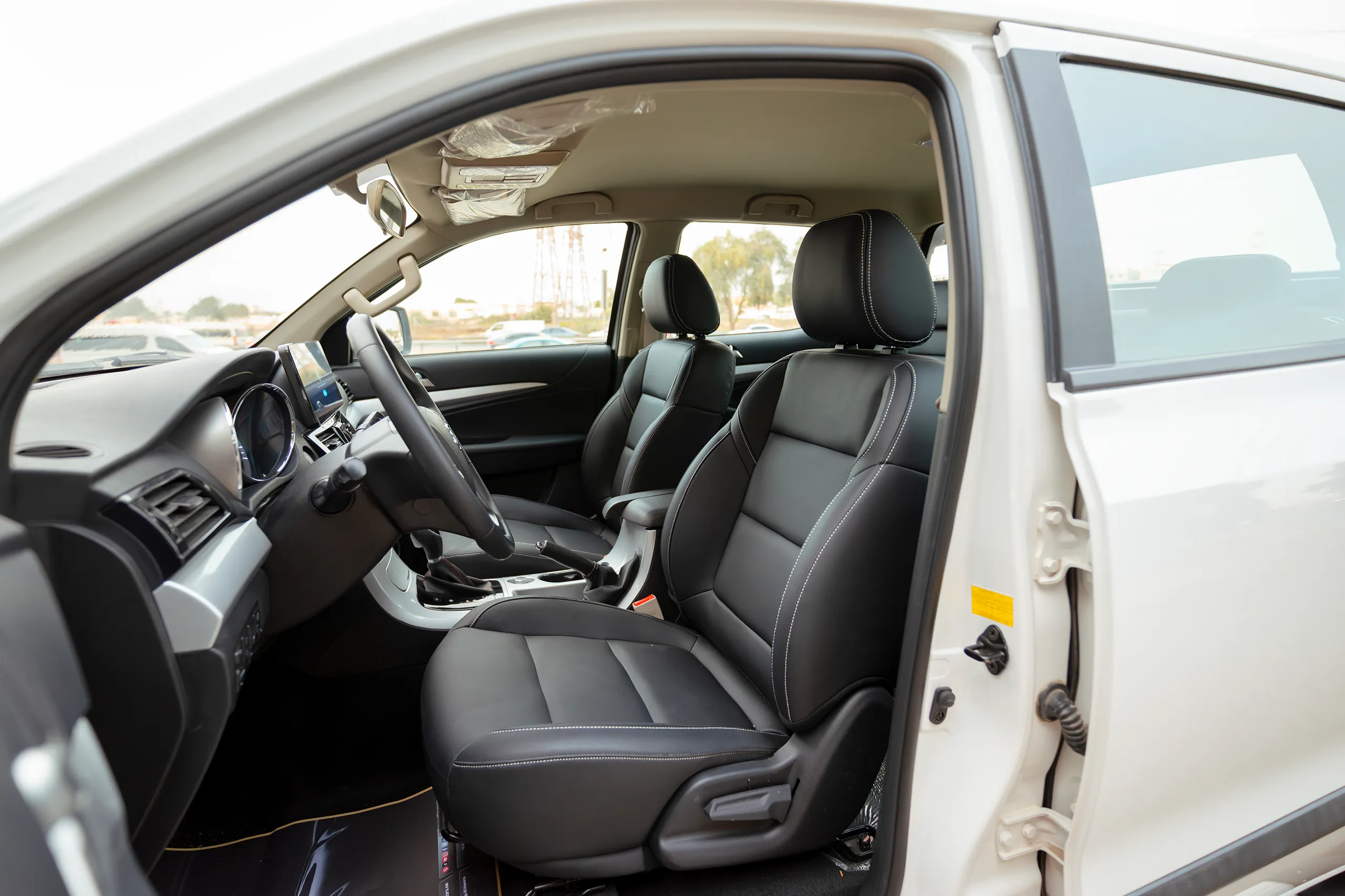 Used 2025 DongFeng RICH 6 Double Cabin White – Front Driver Side Cabin View at First Choice Cars Sharjah