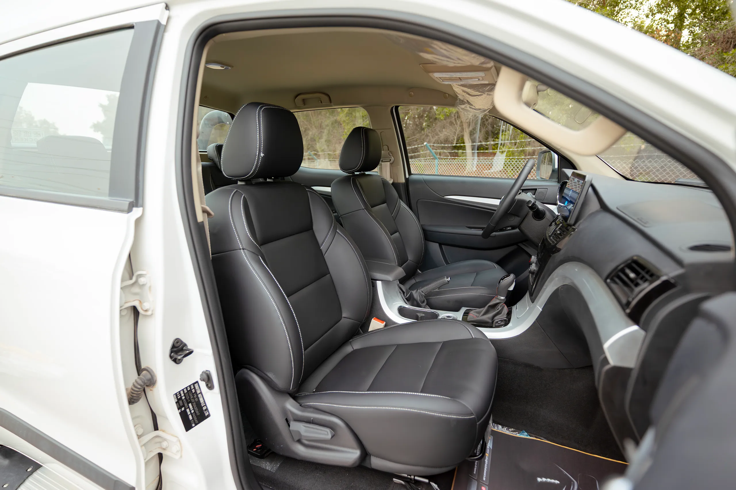 Used 2025 DongFeng RICH 6 Double Cabin White – Front Passenger Side Cabin View at First Choice Cars Sharjah