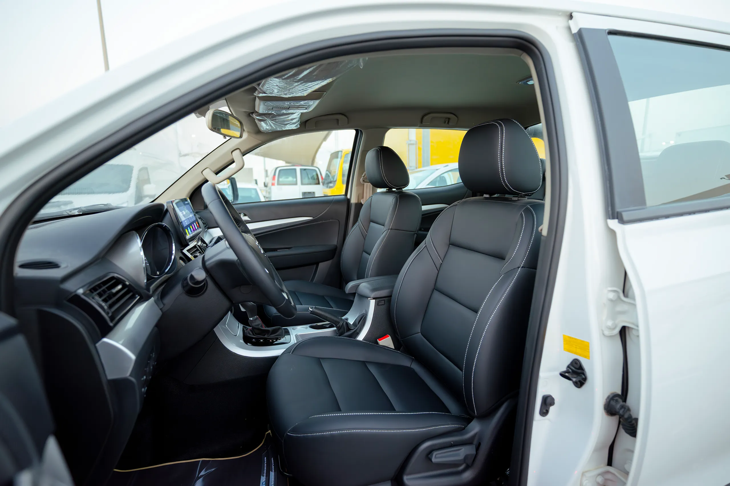 Used 2025 DongFeng RICH 6 Double Cabin White – Front Driver Side Cabin View at First Choice Cars Sharjah