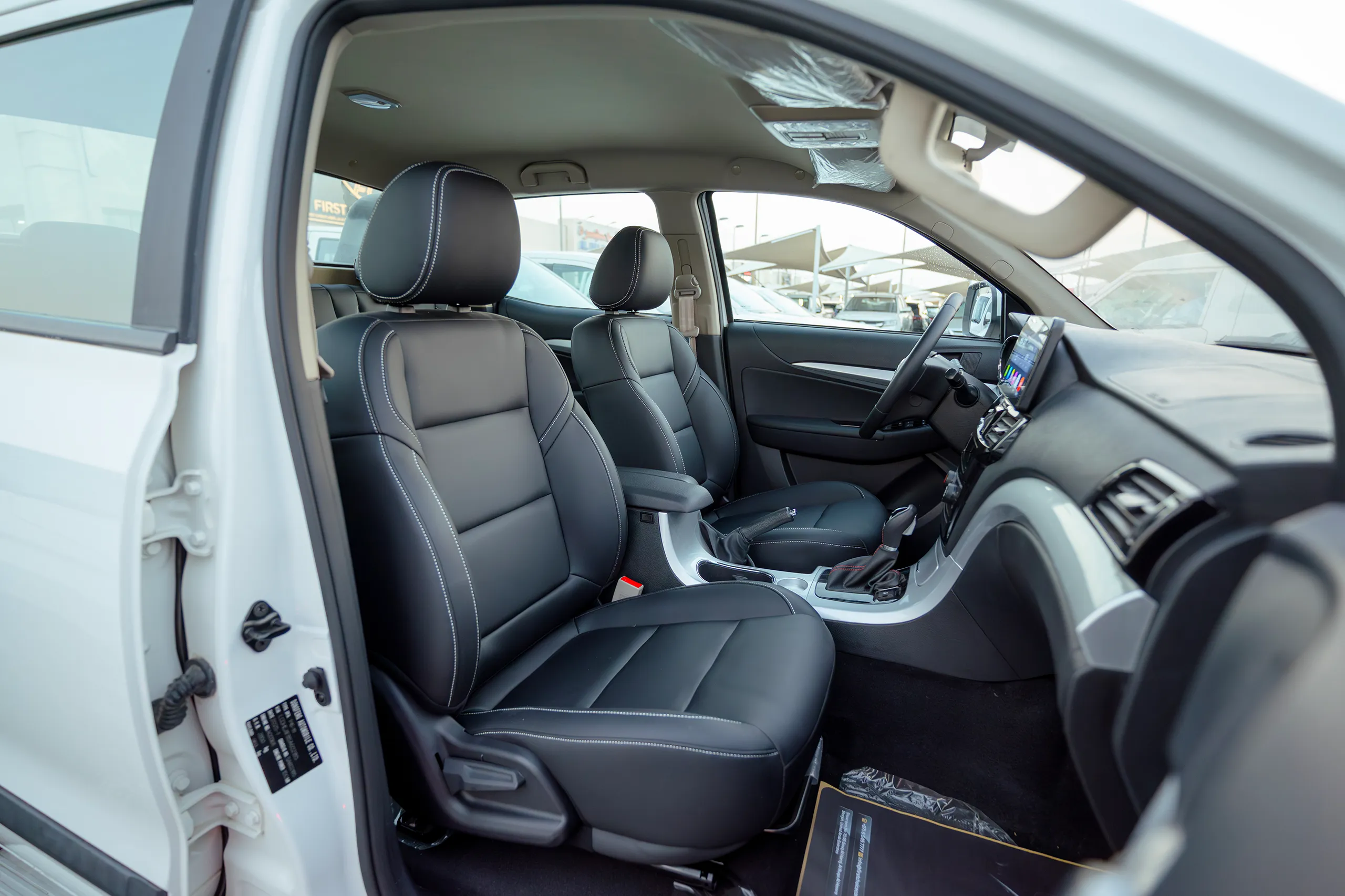 Used 2025 DongFeng RICH 6 Double Cabin White – Front Passenger Side Cabin View at First Choice Cars Sharjah