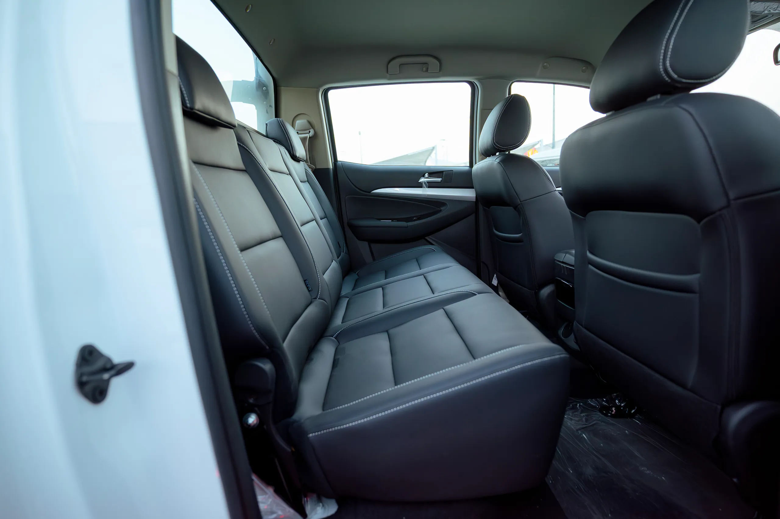 Used 2025 DongFeng RICH 6 Double Cabin White – Rear Passenger Side Cabin View at First Choice Cars Sharjah