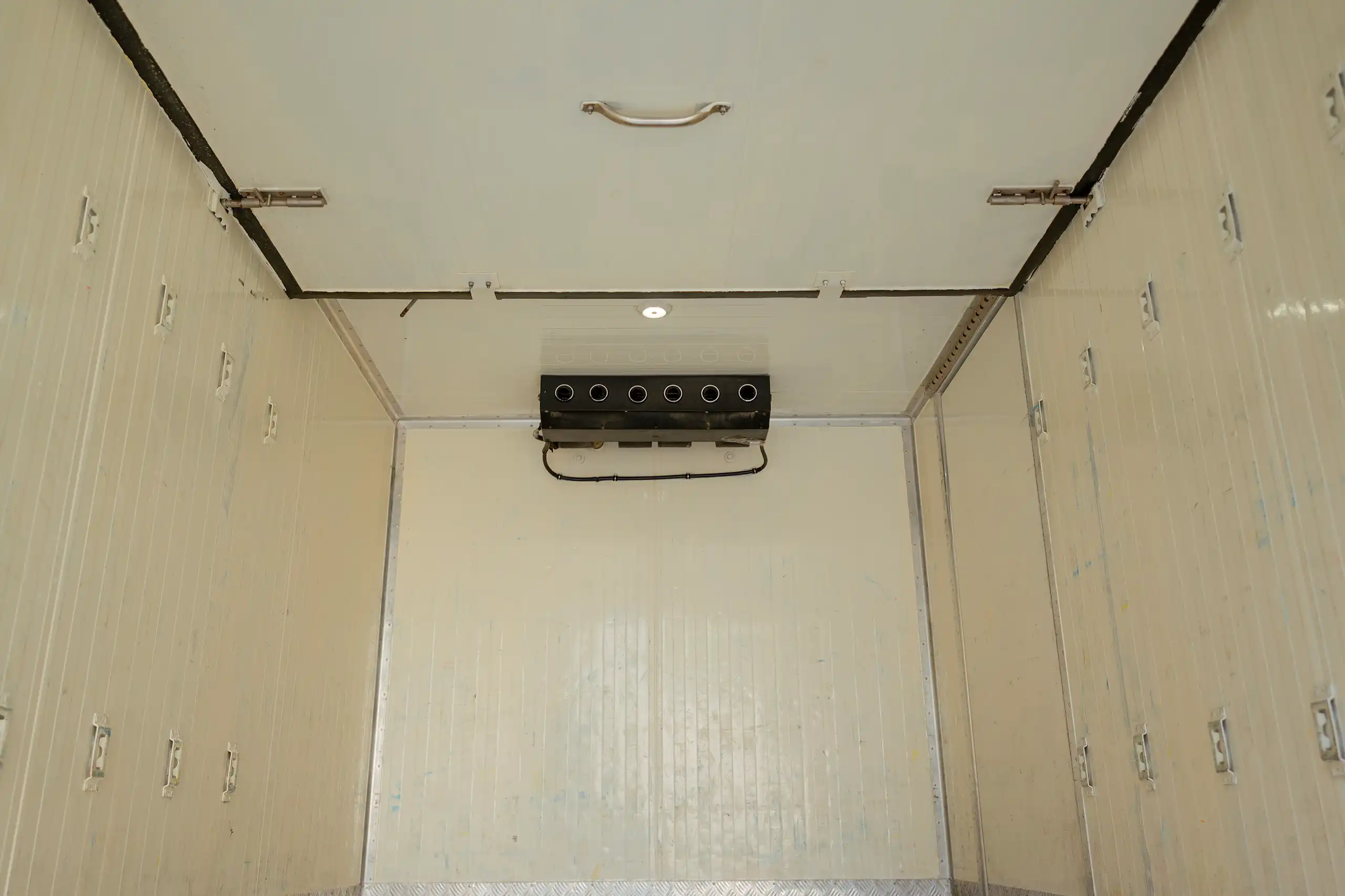 Used 2020 Mitsubishi Canter Chiller Box White – Chiller Cooling Unit View at First Choice Cars Sharjah