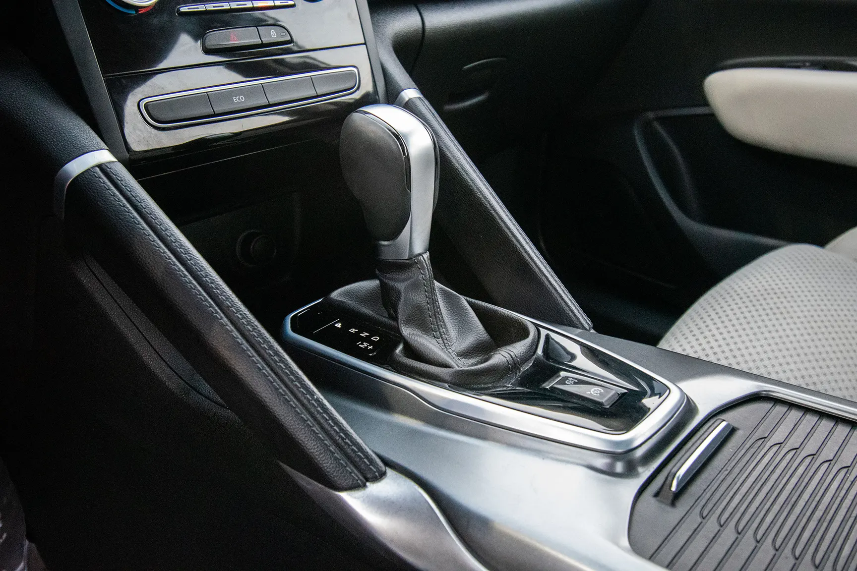 Used 2018 Renault Koleos Pe Silver – Center Console & Gear Shifter at First Choice Cars Sharjah