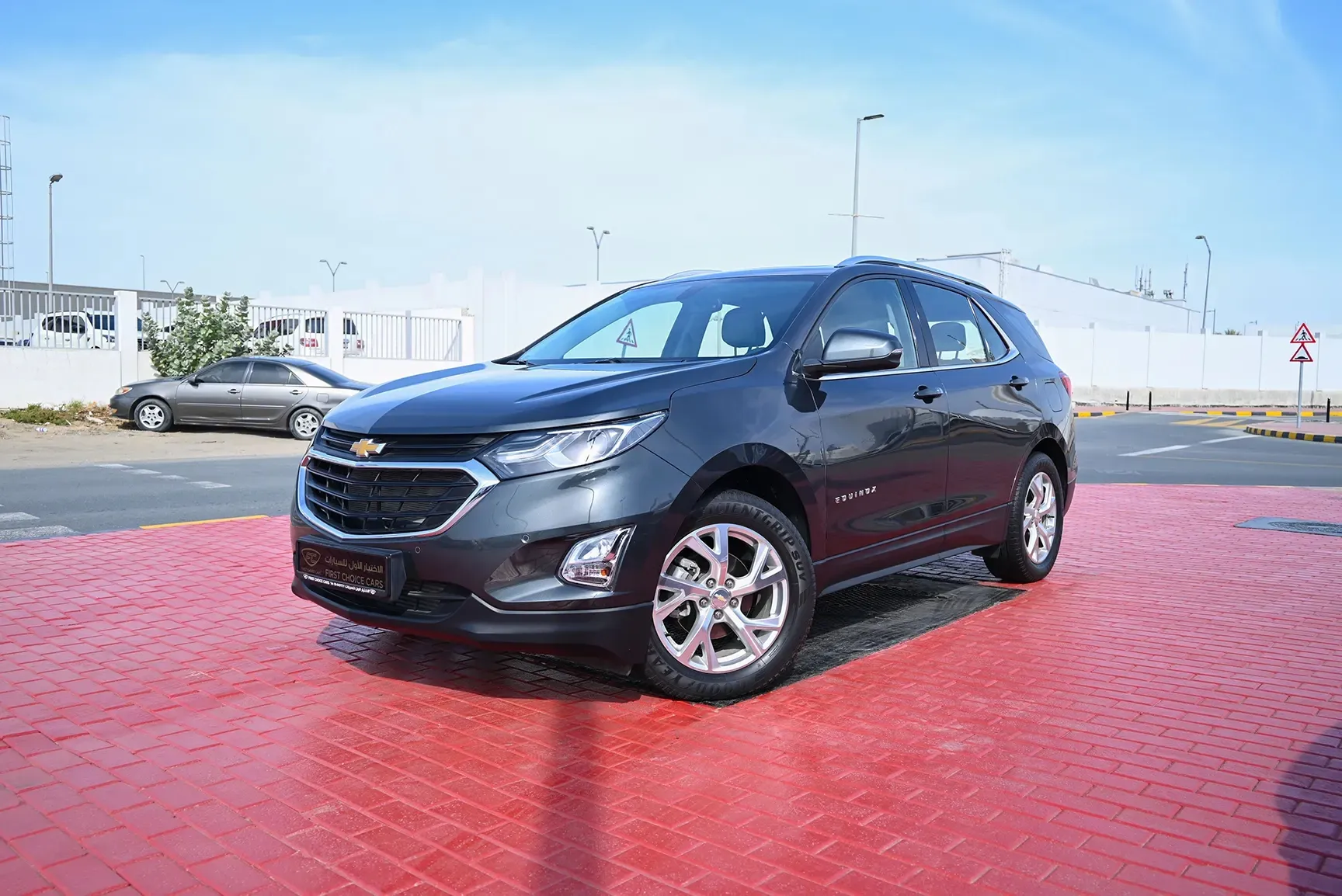 Used 2019 Chevrolet Equinox LT in Grey – Left Front Diagonal (45°) View for Sale at First Choice Cars Dubai Sharjah
