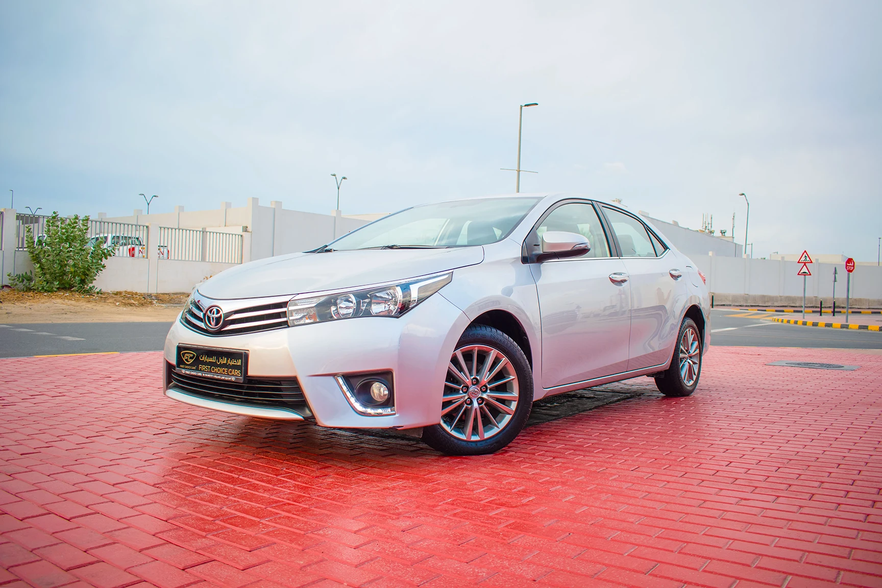 Used 2015 Toyota Corolla Se Silver – Left Front Diagonal (45°) View at First Choice Cars Sharjah