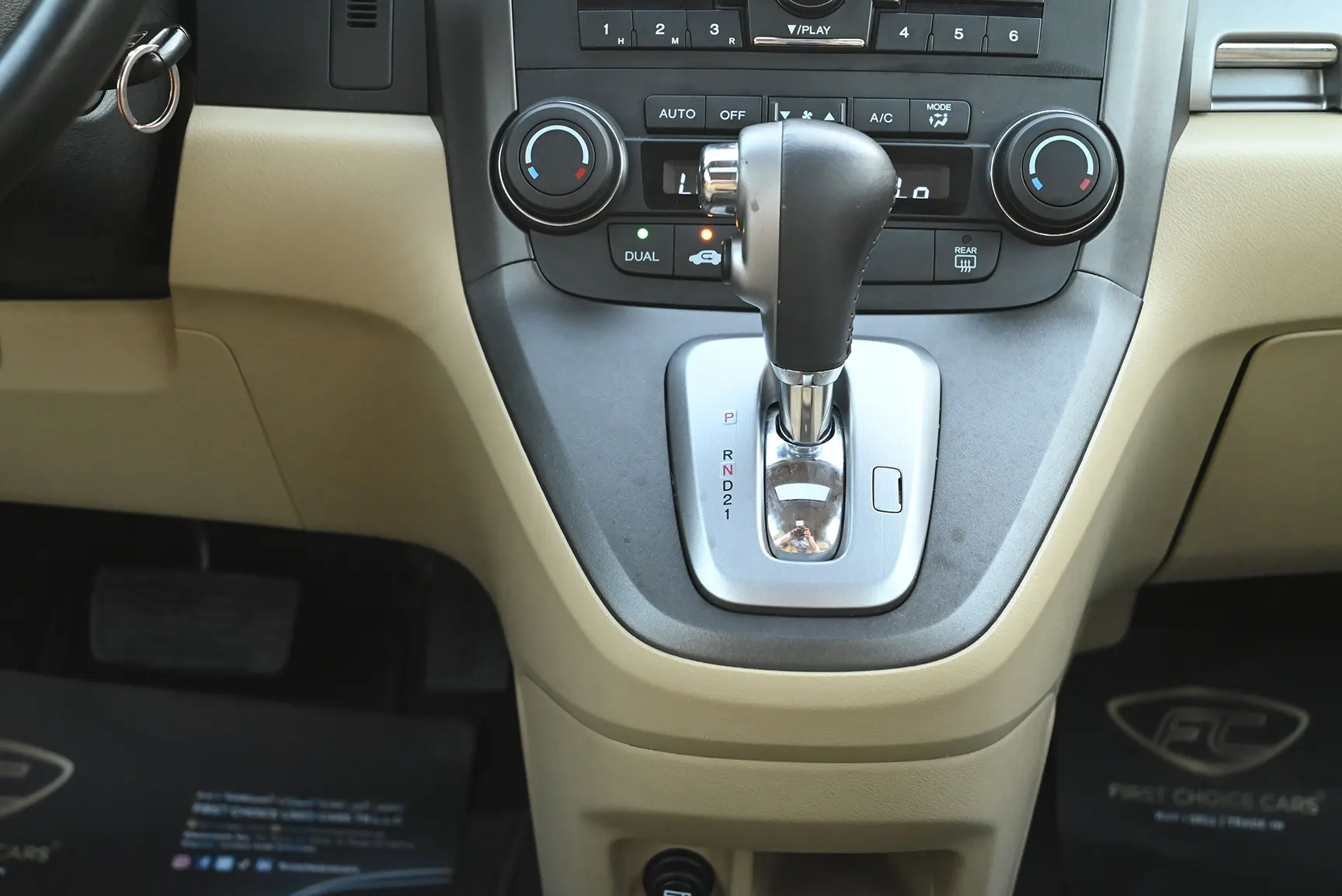Used 2011 Honda CR-V EXL in Silver – Center Console & Gear Shifter for Sale at First Choice Cars Dubai Sharjah