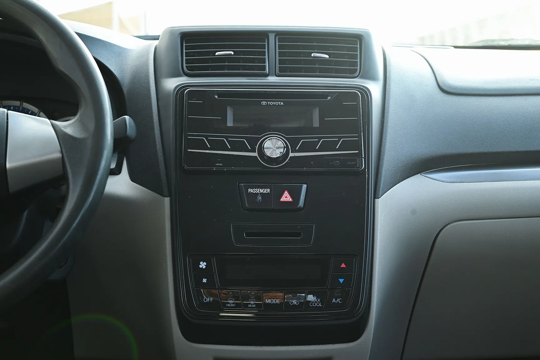 Used 2020 Toyota Avanza SE White – Infotainment / Touchscreen System at First Choice Cars Sharjah