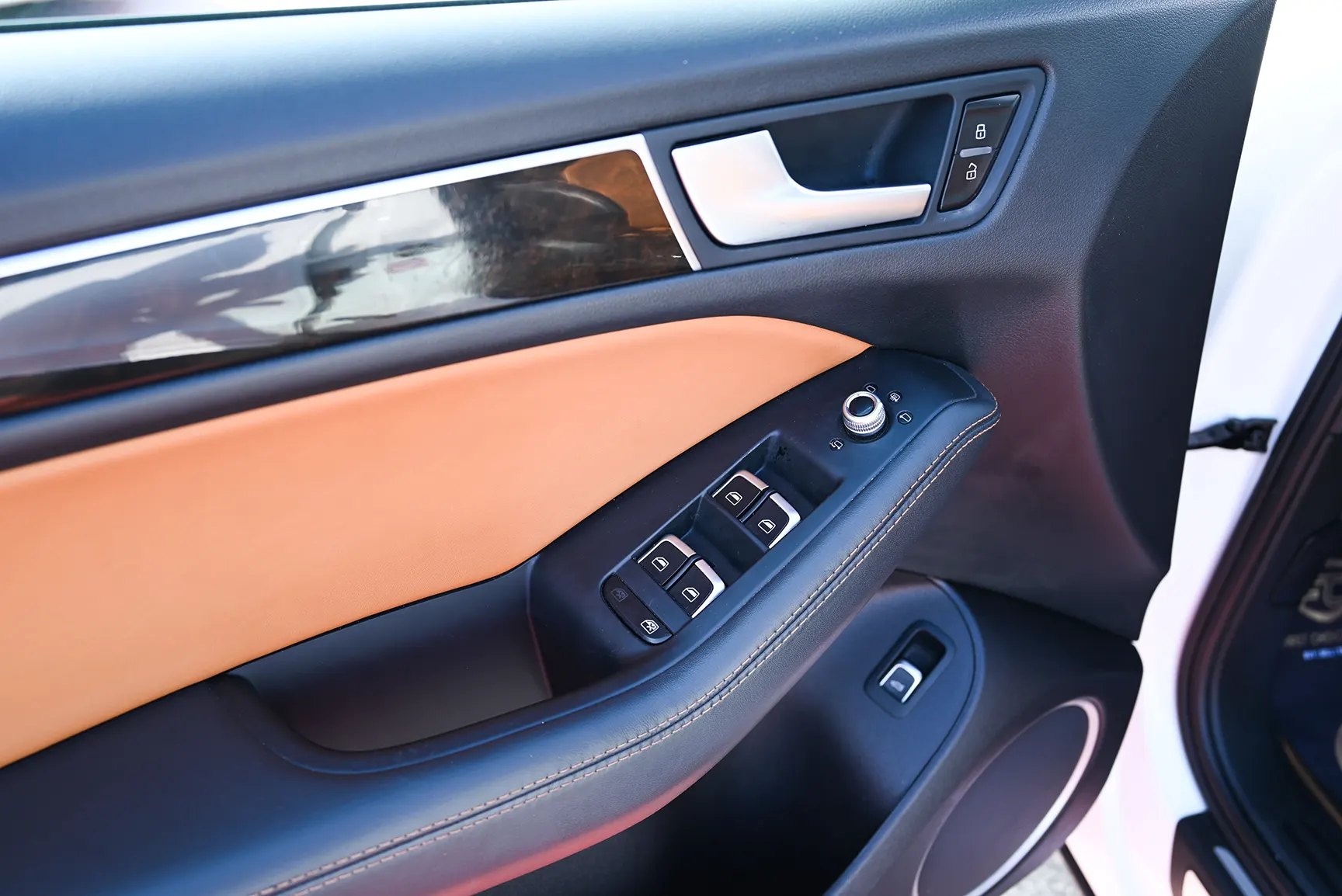 Used 2014 Audi Q5 S-Line White – Driver Door Panel Full View at First Choice Cars Sharjah