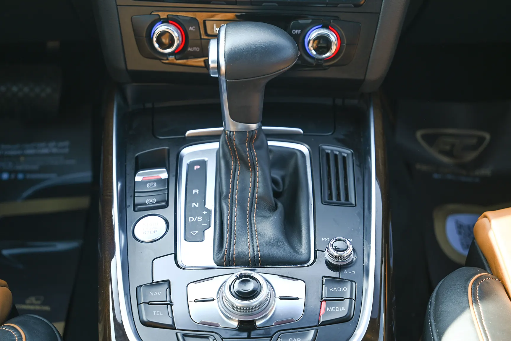 Used 2014 Audi Q5 S-Line White – Center Console & Gear Shifter at First Choice Cars Sharjah