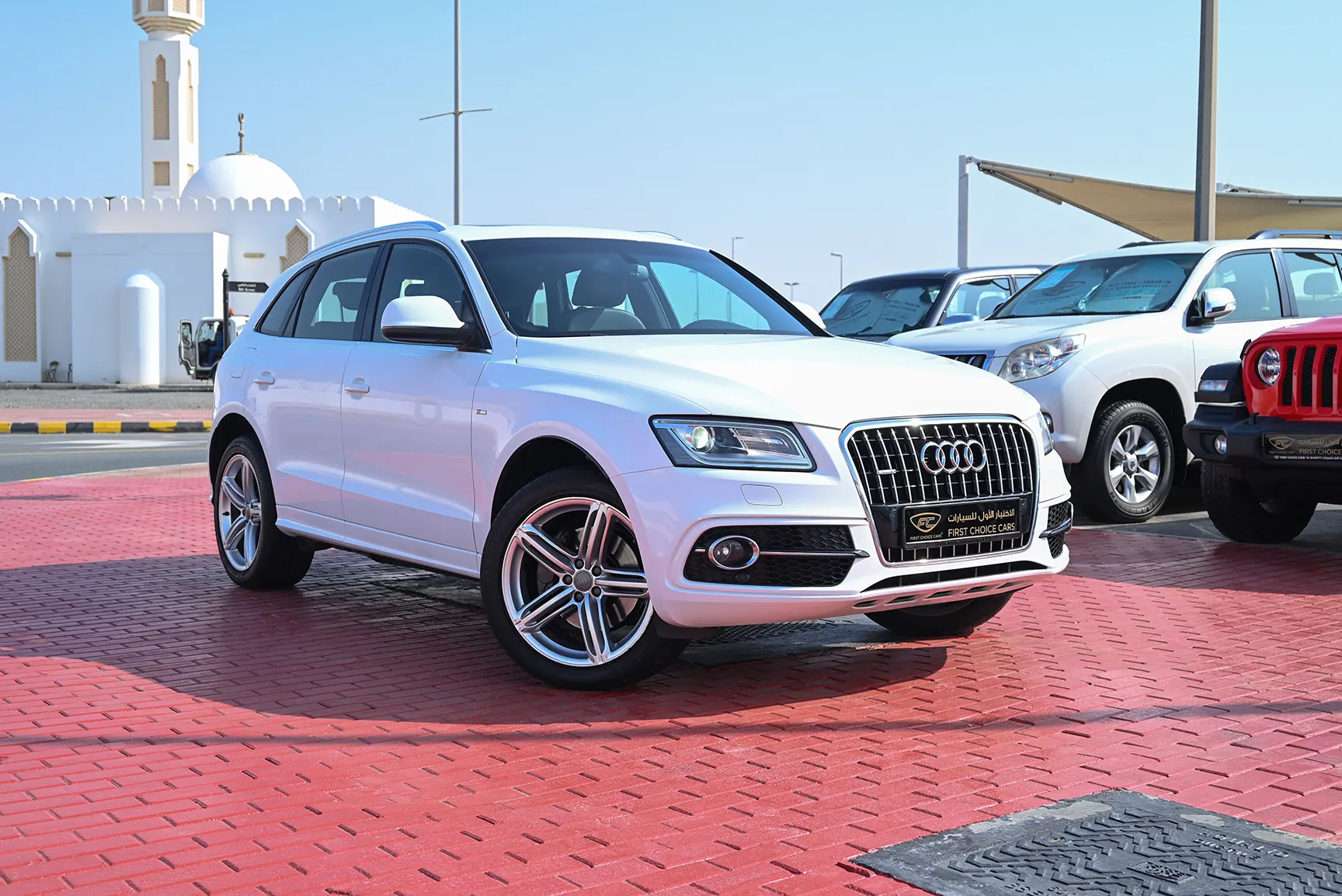 Used 2014 Audi Q5 S-Line White – Right Front Diagonal (45°) View at First Choice Cars Sharjah