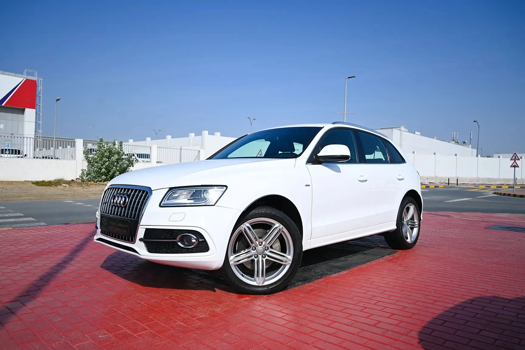 Used 2014 Audi Q5 S-Line White – Left Front Diagonal (45°) View at First Choice Cars Sharjah