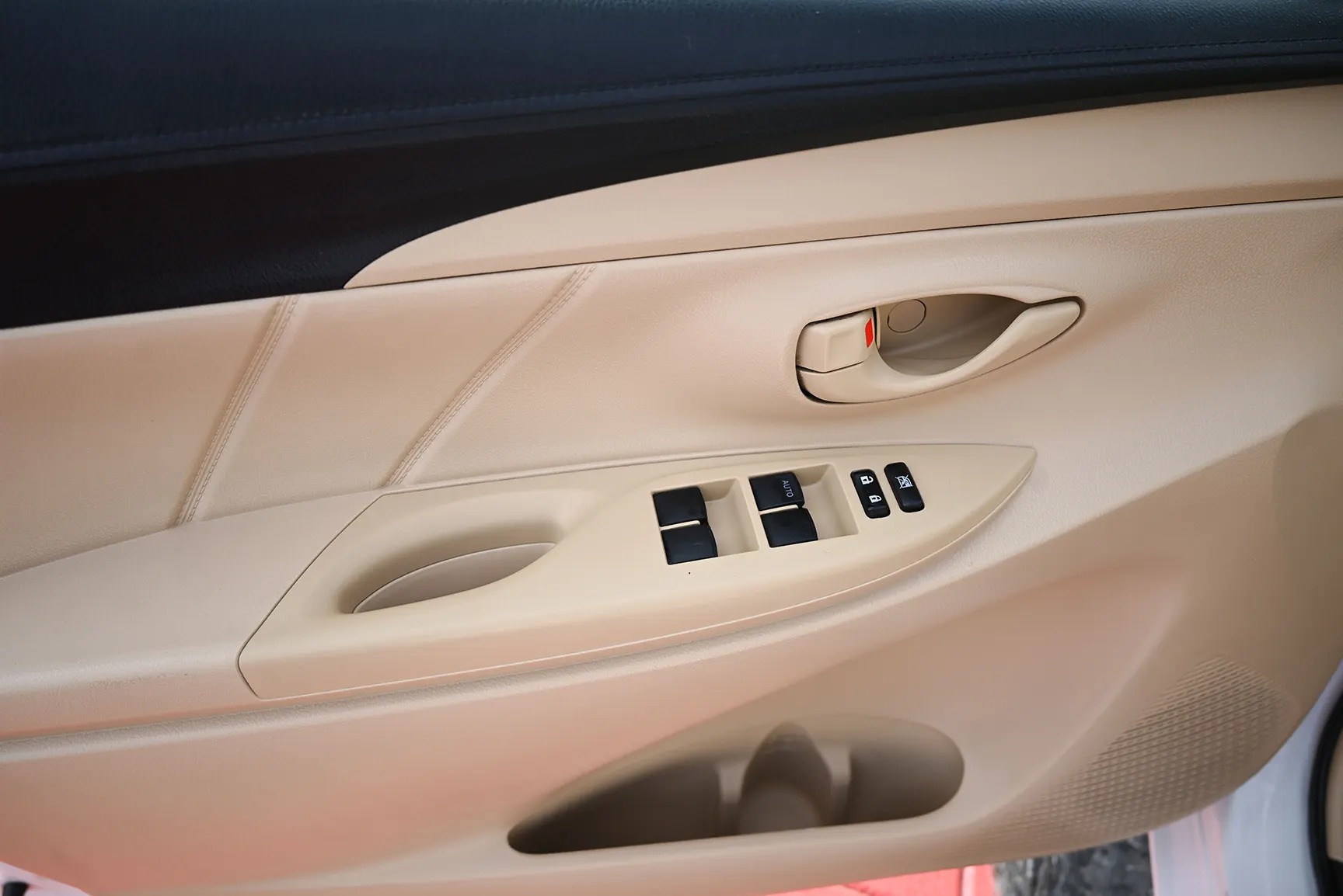 Used 2017 Toyota Yaris Se White – Driver Door Panel Full View at First Choice Cars Sharjah